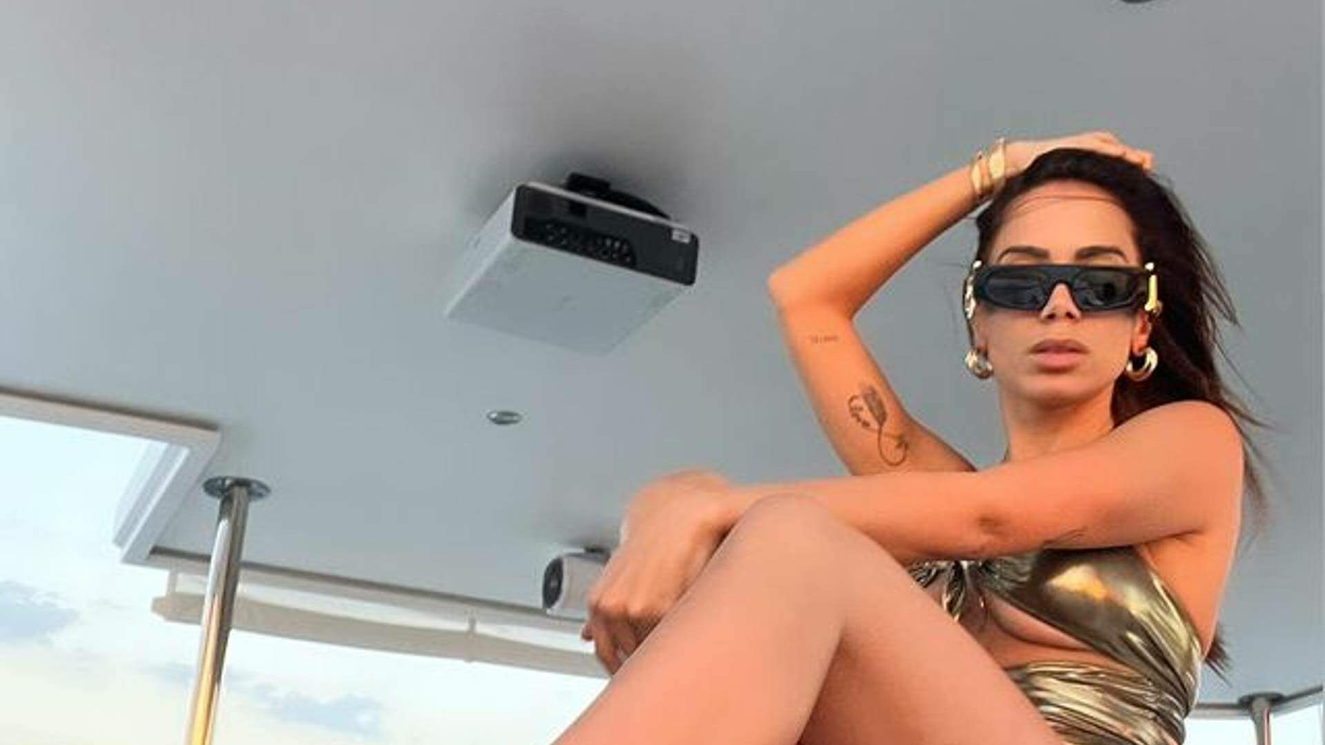 Anitta mostra sua polêmica tatuagem no bumbum ao rebolar e dar zoom no fio-dental: “Não printa” - Metropolitana FM