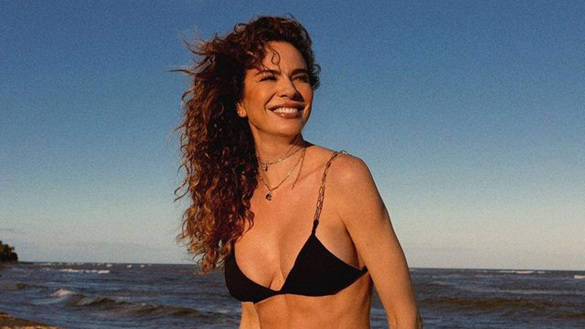 Luciana Gimenez surge como você nunca viu ao dispensar roupa na praia: “Superpop Popozuda”