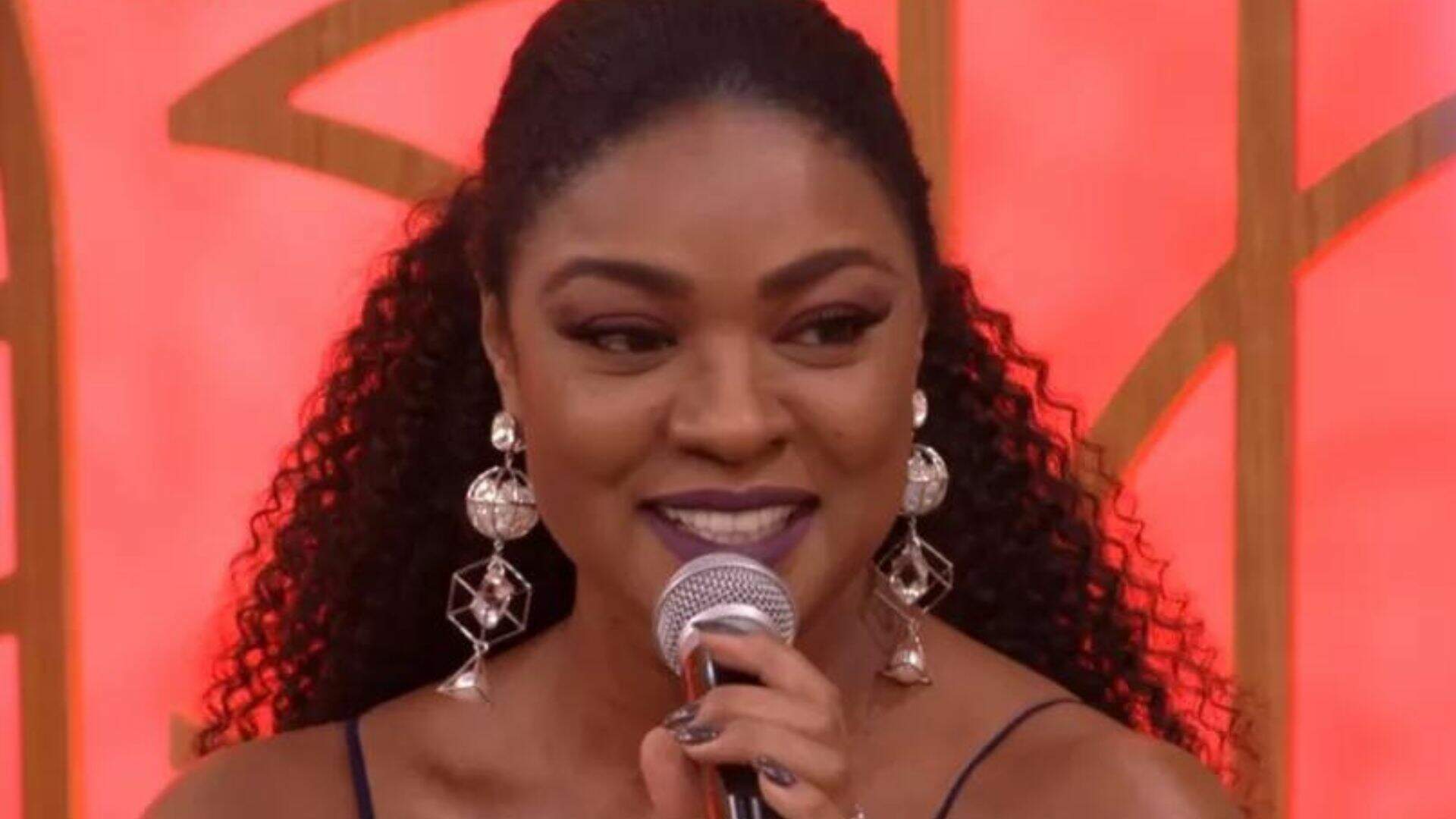 Passou vergonha? Cris Vianna é criticada após cantar ao vivo no “Encontro”