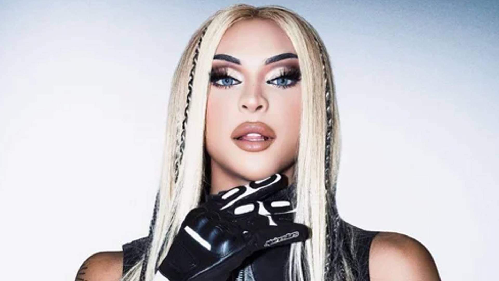 Está tudo bem? Pabllo Vittar se pronuncia após levar tombo no palco e desabafa sobre cena do acidente viralizar na web - Metropolitana FM