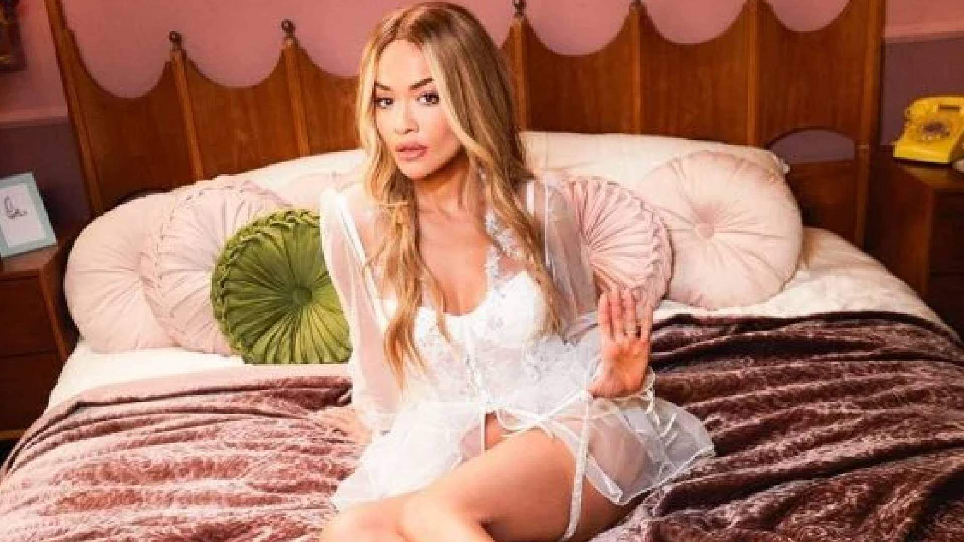 Comédia ou drama? Rita Ora lança clipe tragicômico do novo hit “You Only Love Me” - Metropolitana FM