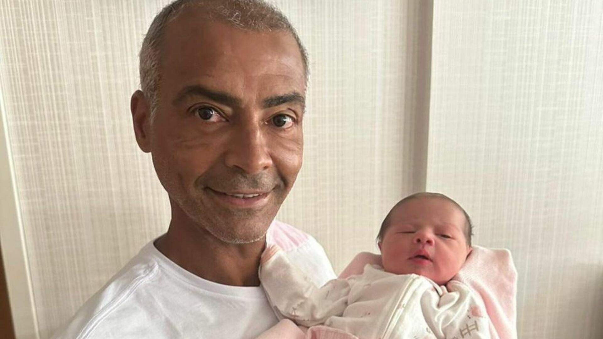 Romário posa com neta recém-nascida e se declara: “Maravilhosa”