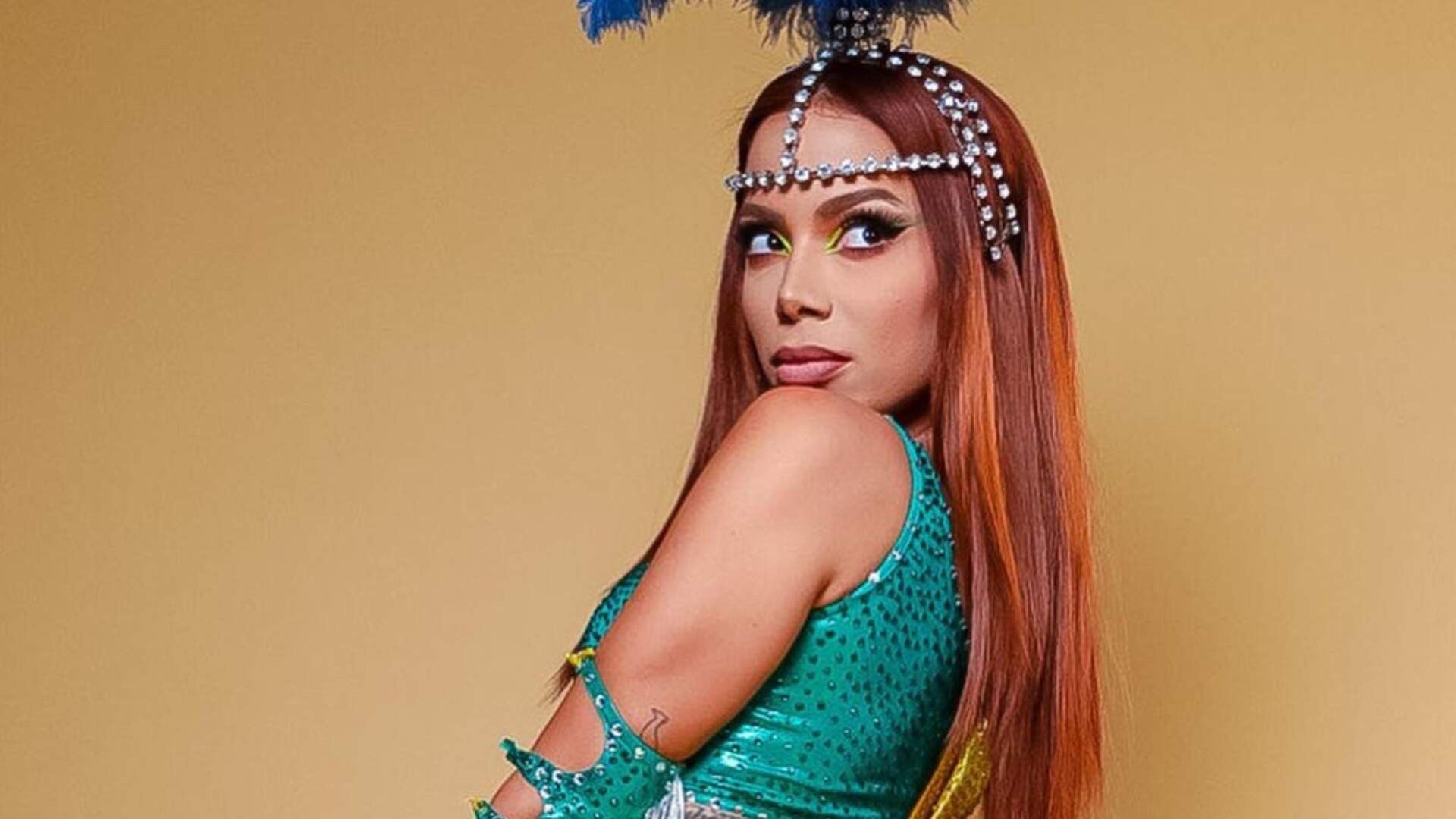 Anitta impressiona com tamanho do bumbum engolindo a fantasia de Carnaval: “Pequena demais”