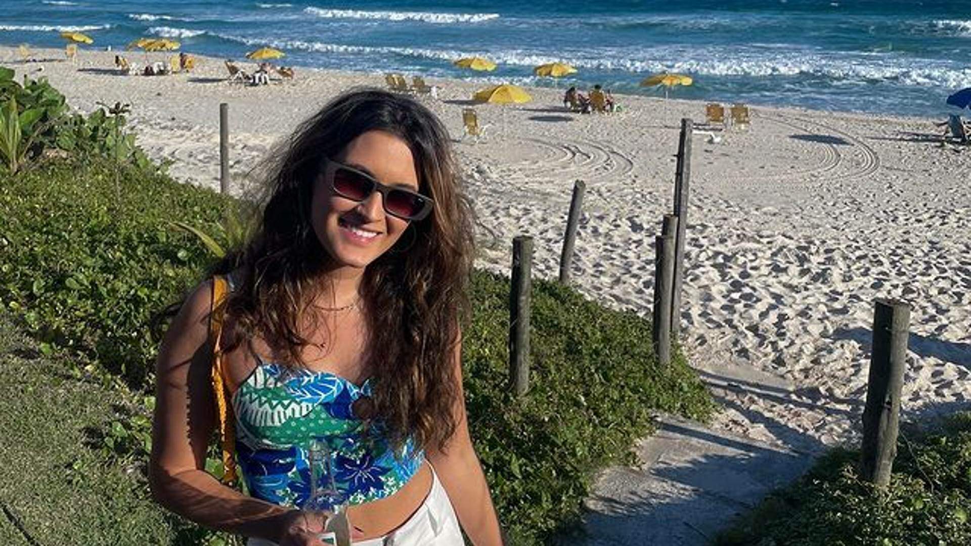 Filha de Fátima Bernardes sai do mar com biquíni PP e volume impressiona: “Nova Mulher Melão”