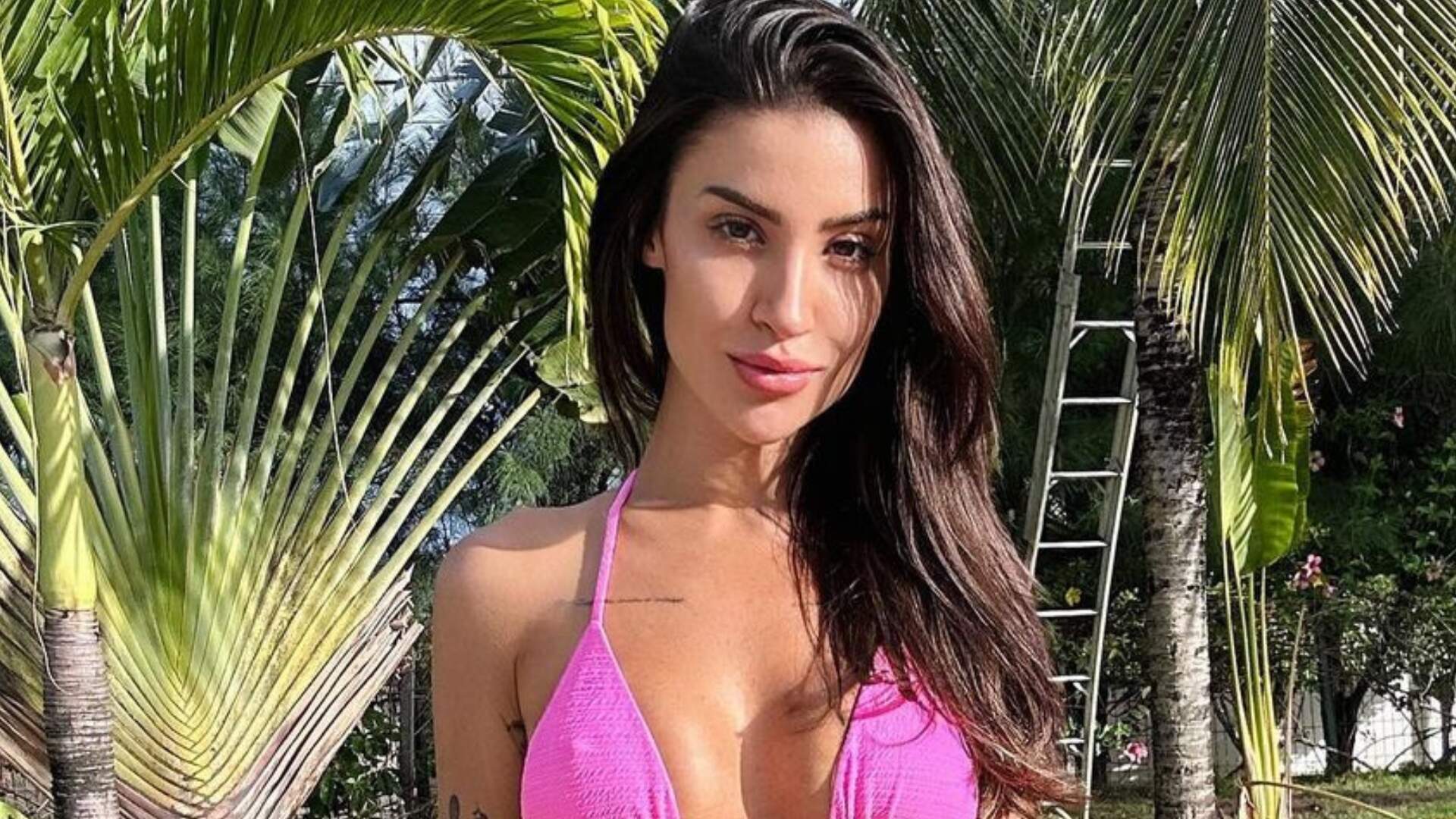 Bianca Andrade abusa de biquíni cavadíssimo para ostentar sua barriga chapada na praia