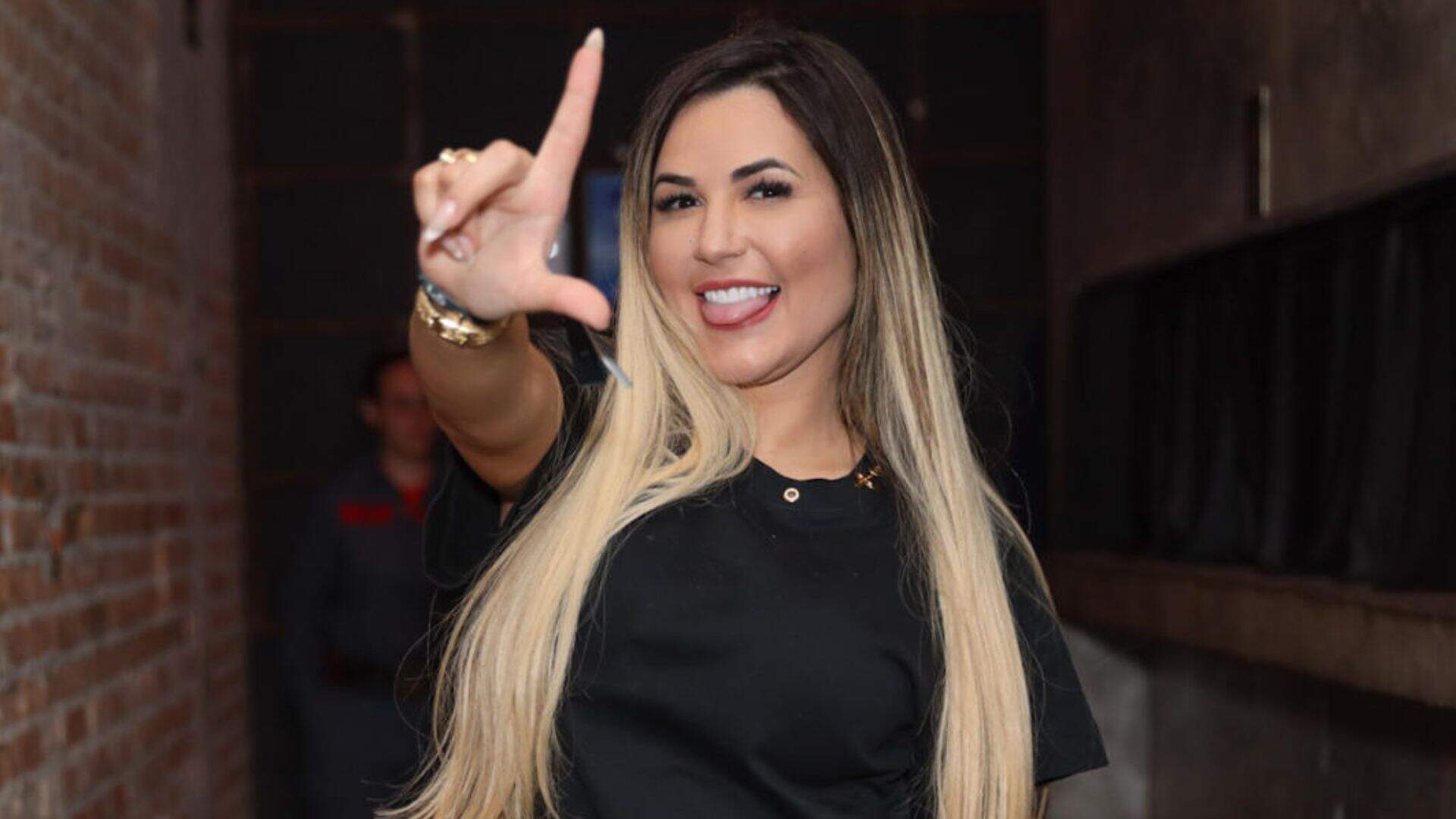 Envolvida na política? Deolane Bezerra deixa anotação inesperada vazar em foto e choca: “Janja” - Metropolitana FM