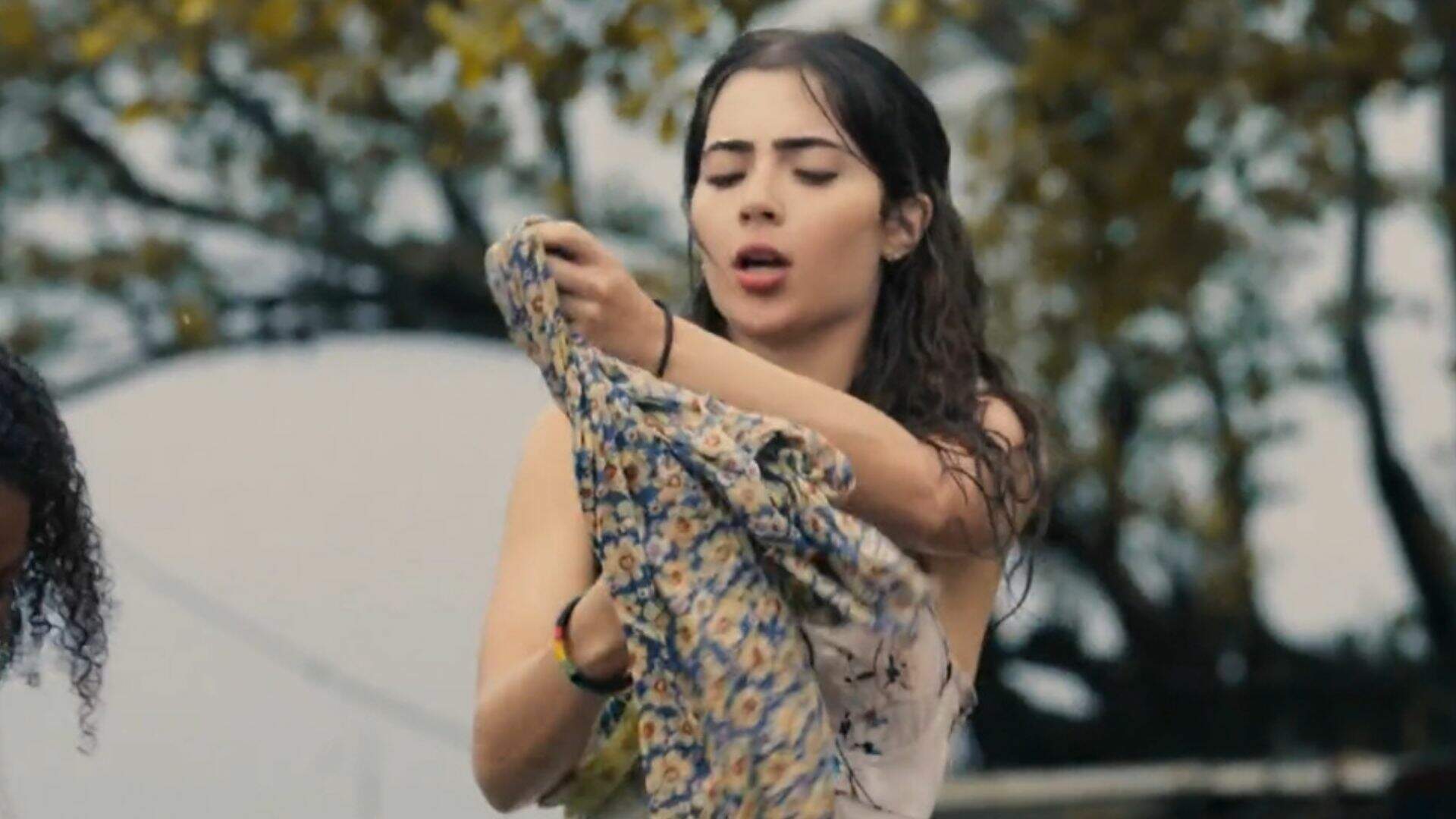 Travessia: Jade Picon vira chacota na web após cenas lavando roupa no rio - Metropolitana FM