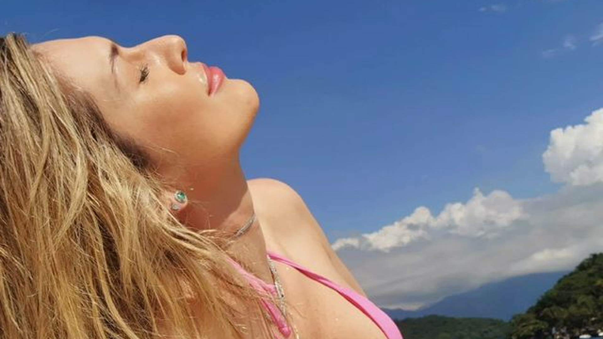Lívia Andrade posa de biquíni rosa e coloca volume natural pra jogo: “Bronzeadinha demais”