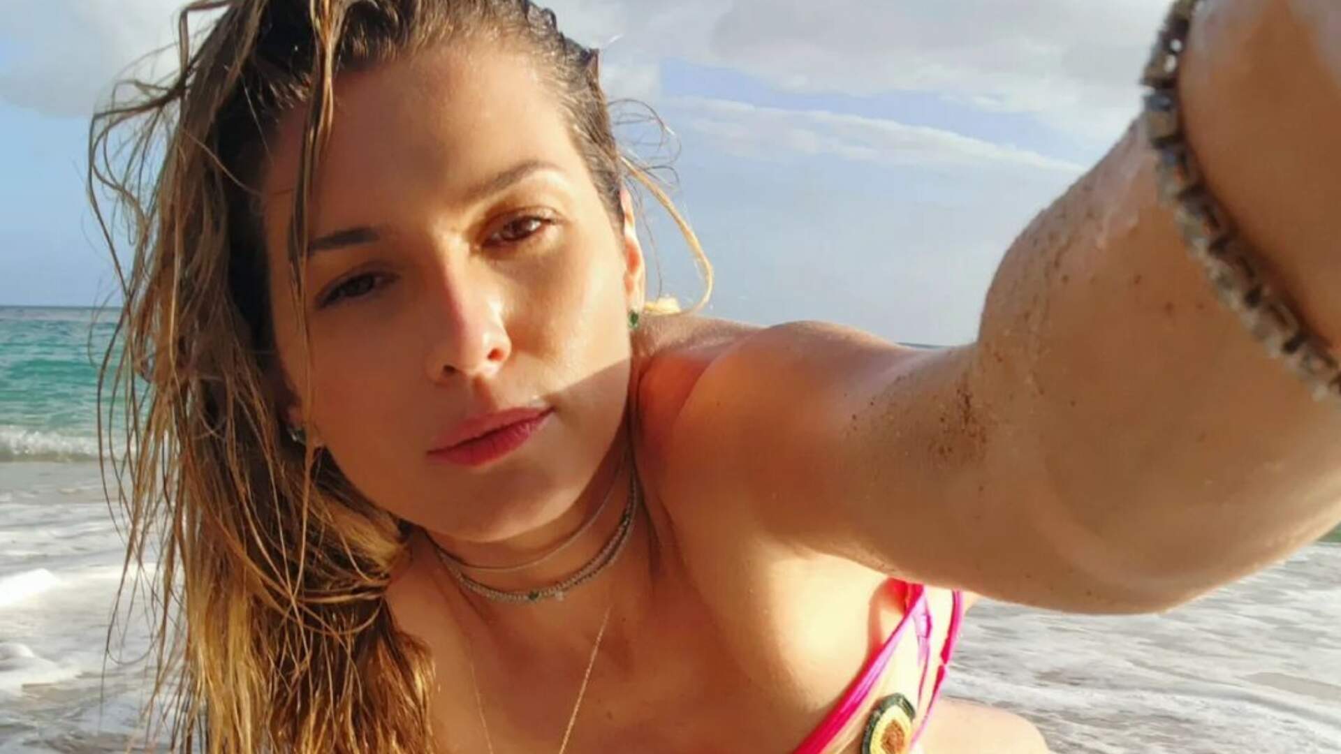 Lívia Andrade desmente ida ao BBB 23 mostrando seu bumbum molhado na praia: “Acreditam agora?”