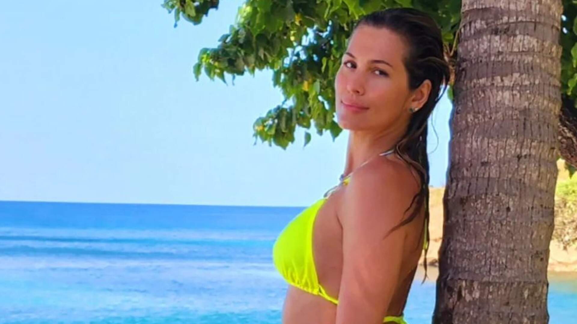 Lívia Andrade compara o tamanho de seu bumbum com árvore na praia: “Só um pedacinho” - Metropolitana FM