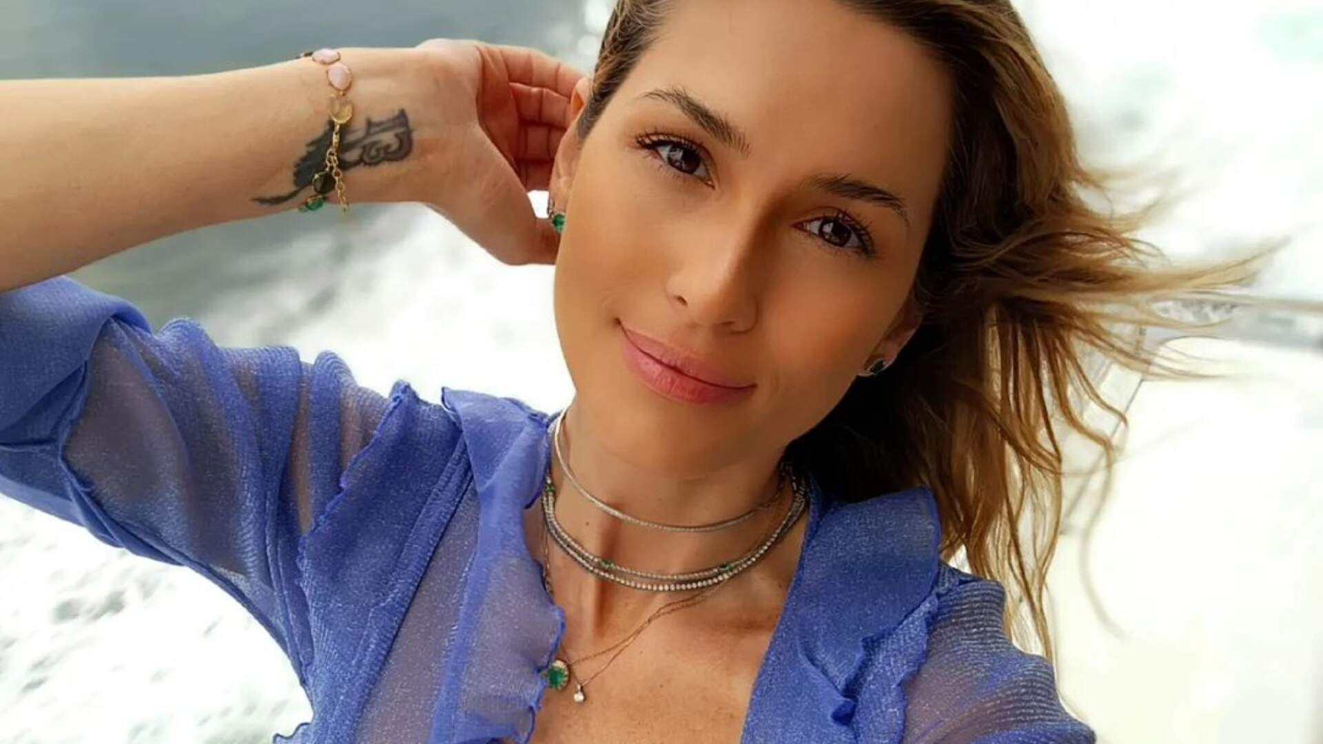 Lívia Andrade molha o fio-dental no chuveiro e deixa transparência à mostra: “Surpresinha” - Metropolitana FM