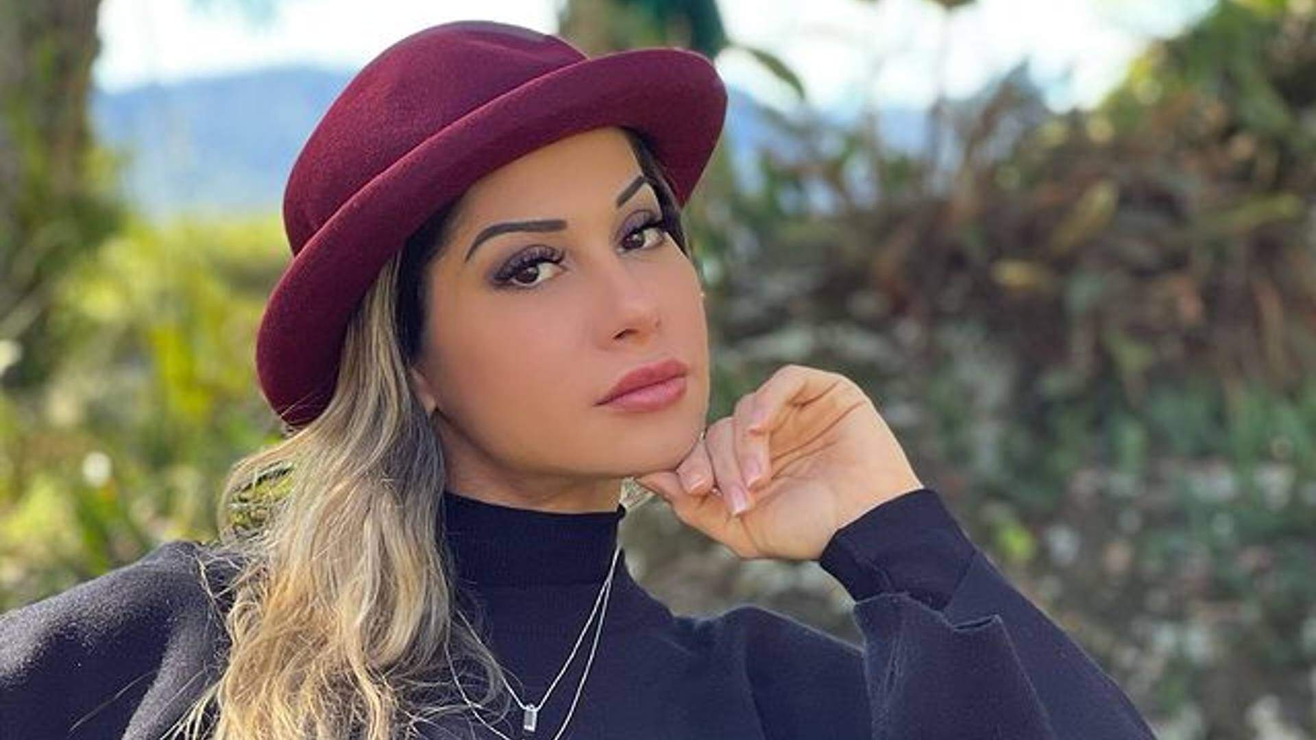 Maíra Cardi levanta o shorts e ‘enterra’ a mão no bumbum para provar que não é silicone - Metropolitana FM
