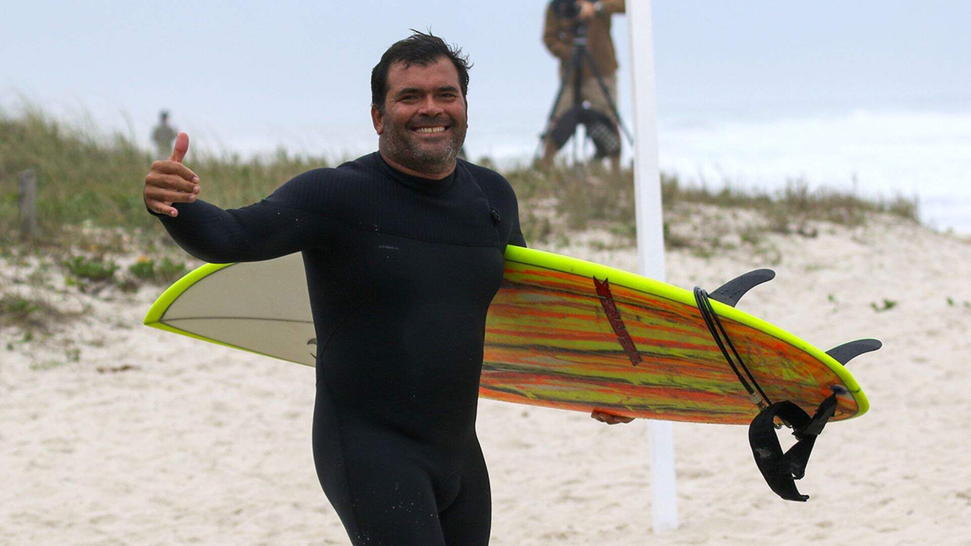 Morre surfista Marcio Freire, aos 47 anos, após queda em Nazaré