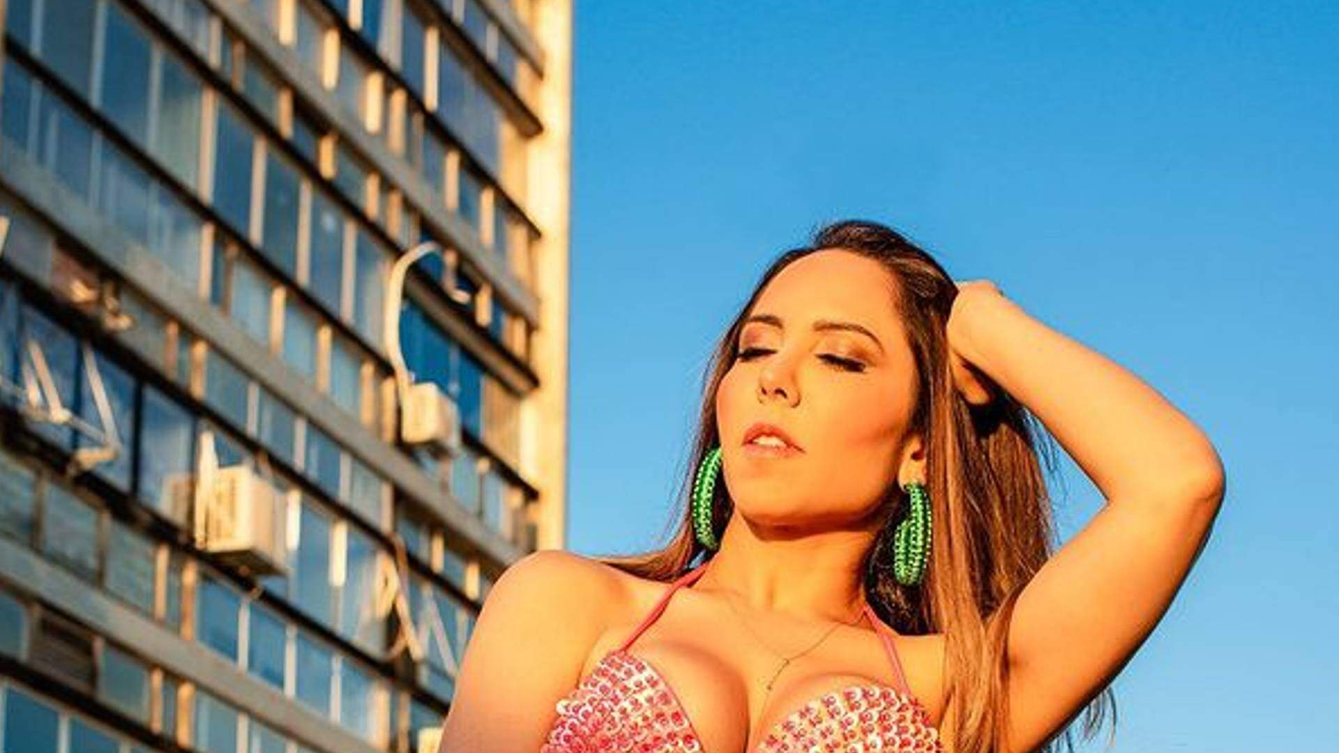 Mulher Melão tira a camisa em público e esquece que deixou a calça aberta: “Vai gerar trânsito” - Metropolitana FM