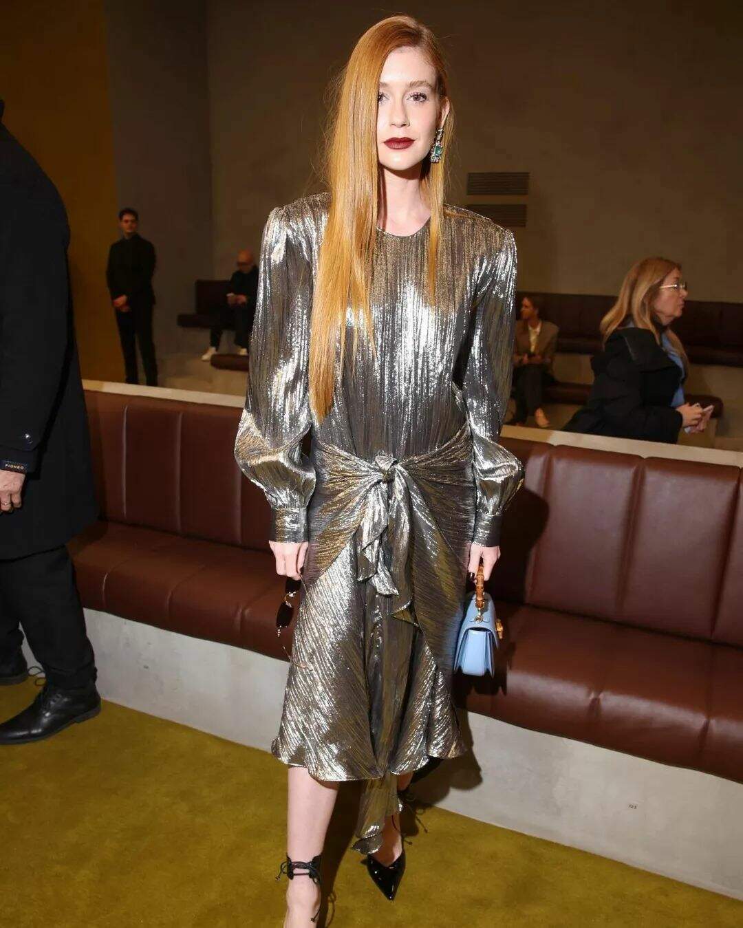 Marina Ruy Barbosa elege vestido metalizado de R$ 21 mil em desfile da Gucci