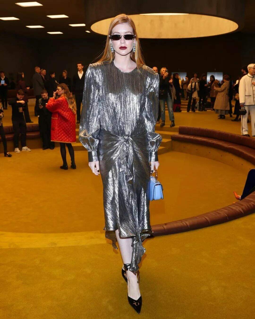 Marina Ruy Barbosa elege vestido metalizado de R$ 21 mil em desfile da Gucci (Foto: Getty Images)