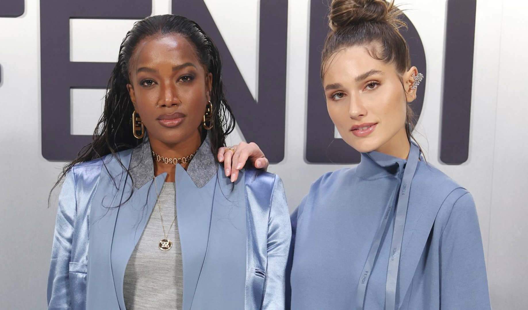 Amigas fashionistas: Iza e Sasha Meneghel usam looks combinando para desfile em Milão