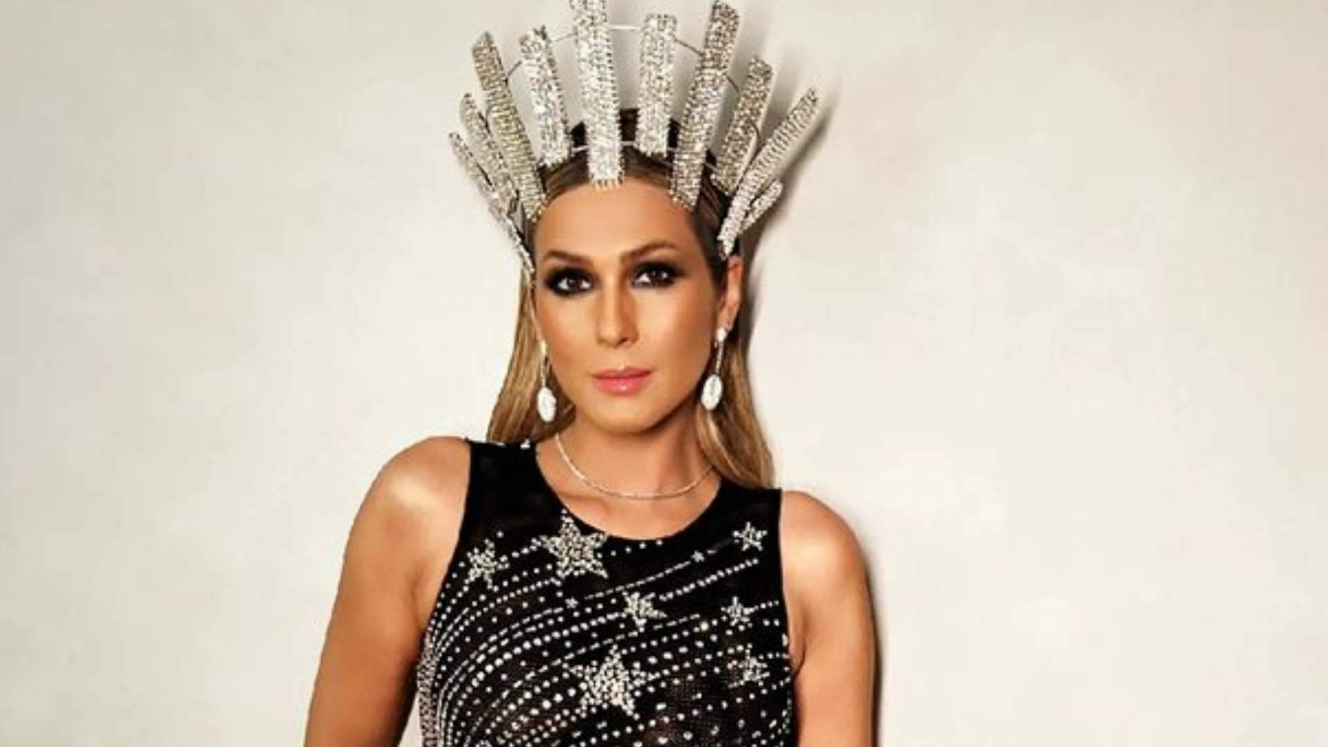 Lívia Andrade deixa vestido aberto demais e zoom revela tabaca bronzeada: “Carnaval começou”