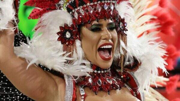 Ex-BBB Larissa Tomásia desfila no Carnaval e mostra pés machucados