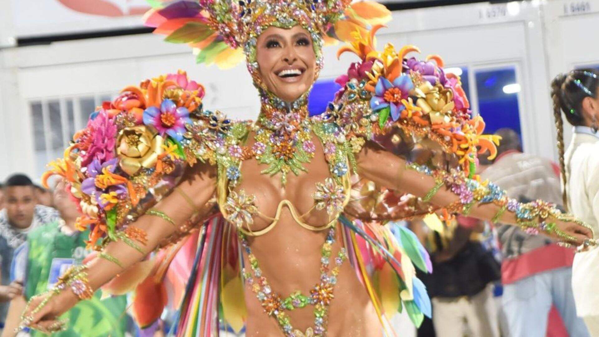 Sabrina Sato encanta ao usar maiô cavado com flores em desfile na Marquês da Sapucaí