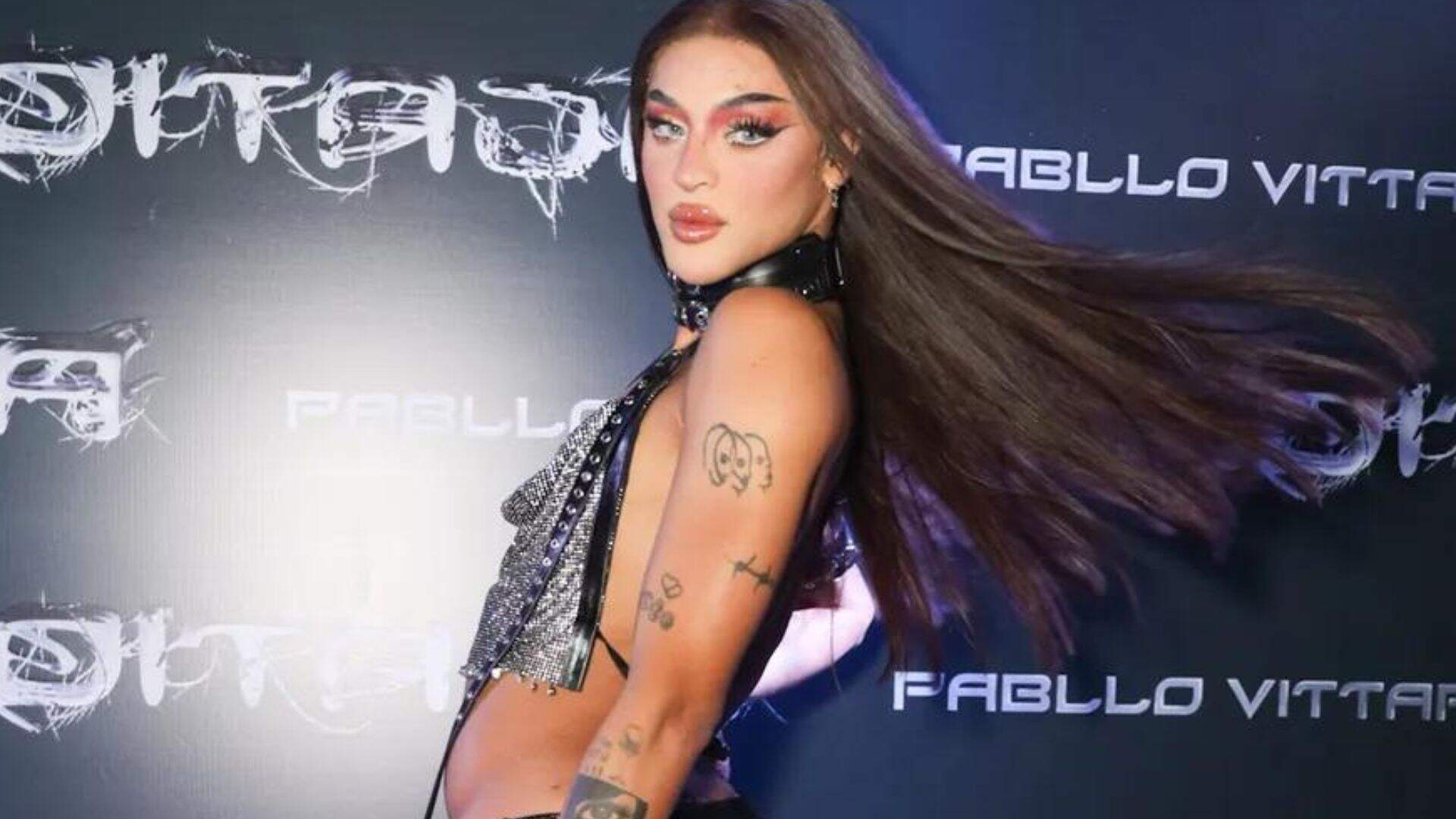 Pabllo Vittar arrasa no look em lançamento de seu novo álbum e recebe convidados famosos; confira - Metropolitana FM