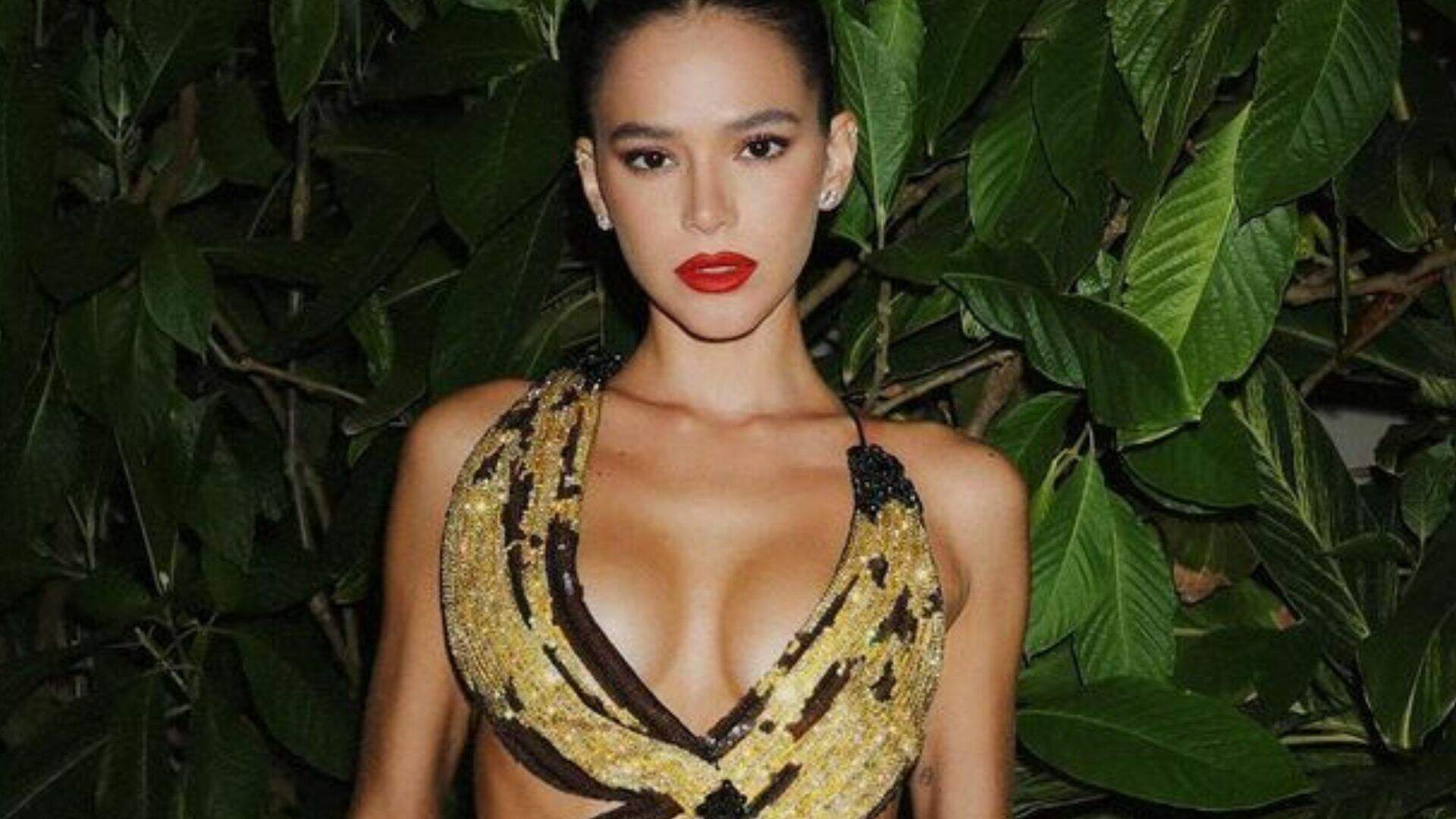 Bruna Marquezine aposta em look decotado e divertido com temática de bananas na Sapucaí