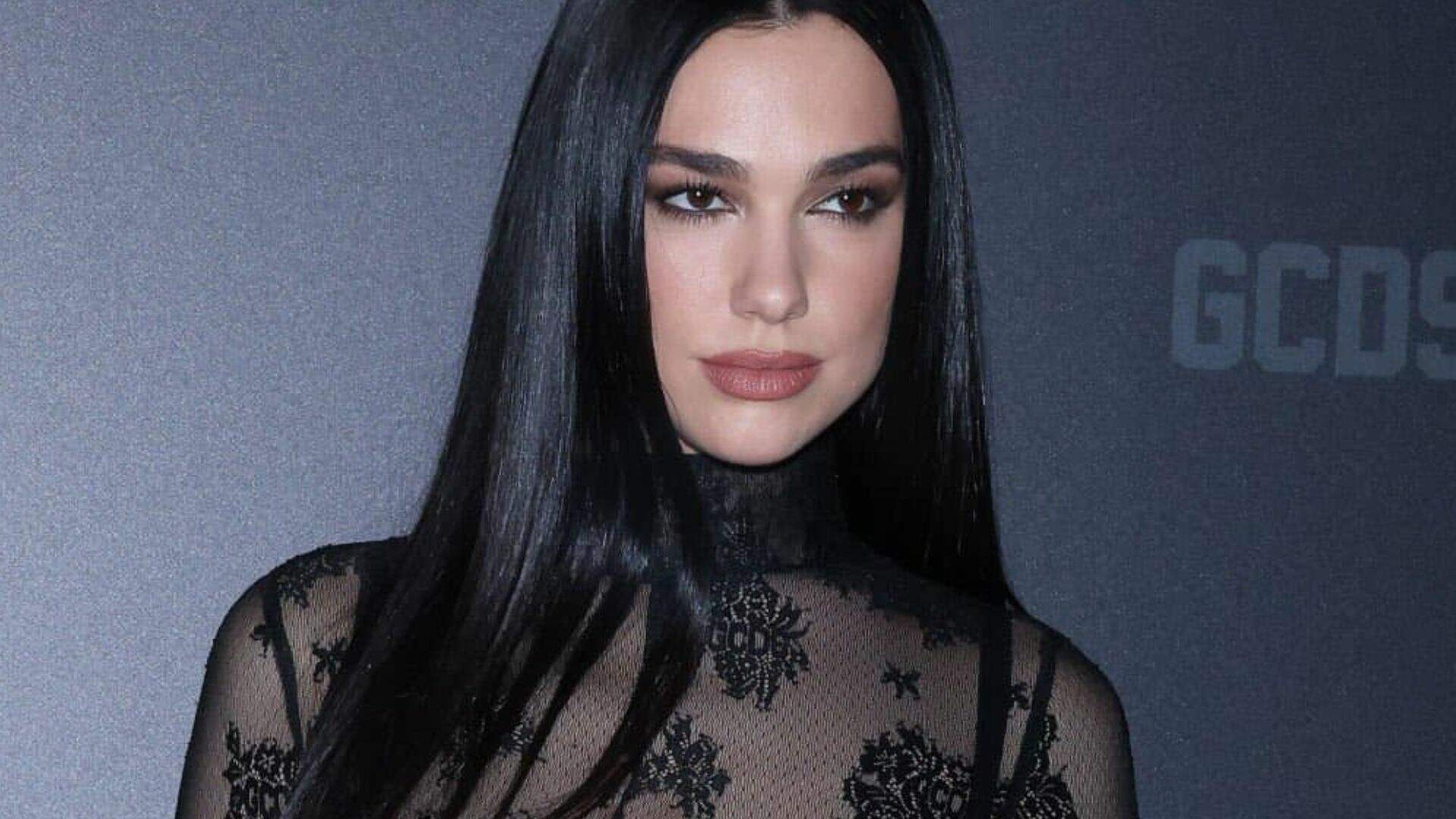 Diva! Dua Lipa surge impecável com look all black de renda e cheio de transparência