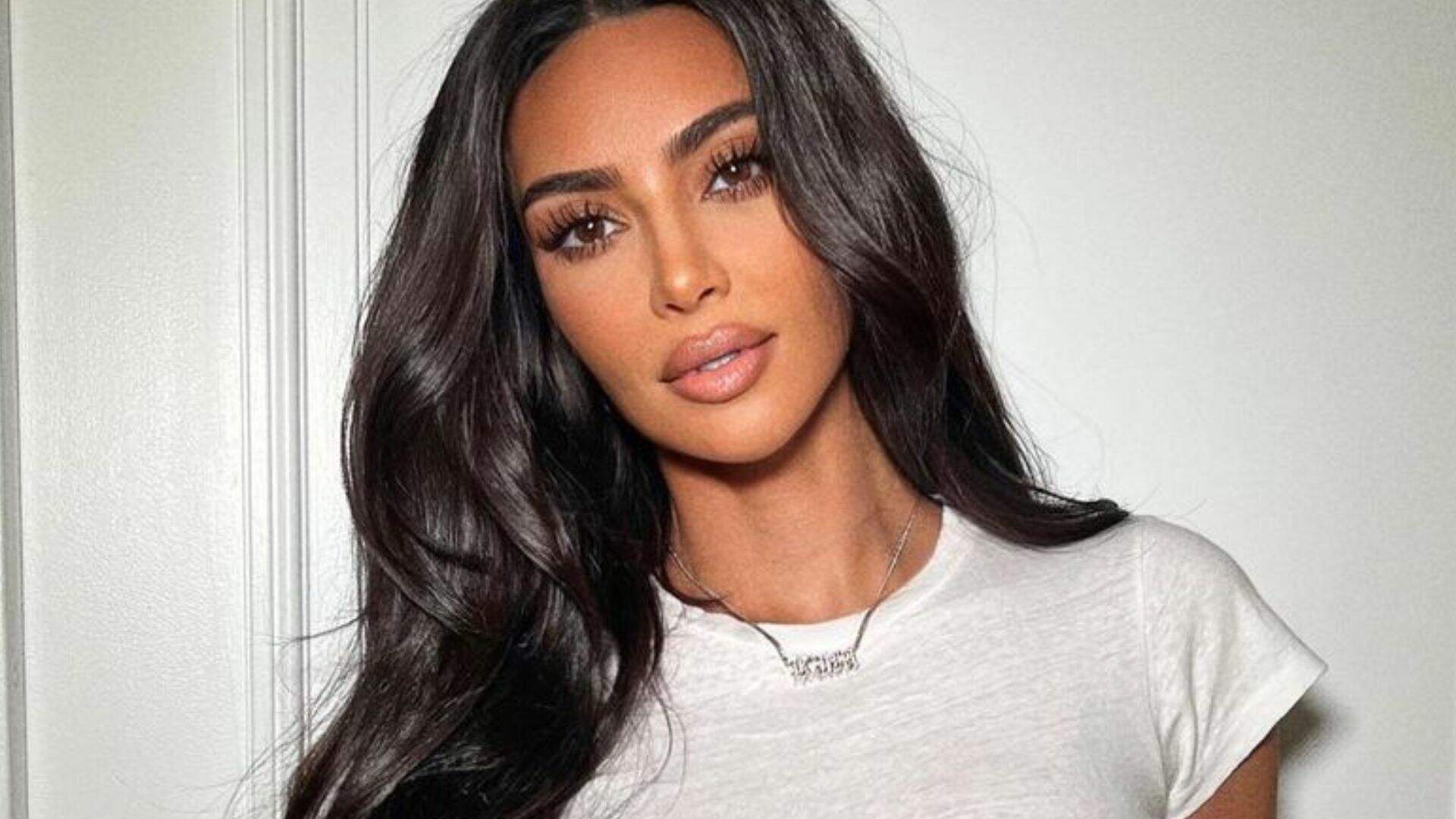 Sem filtro: Kim Kardashian compartilha vídeo sem maquiagem enquanto faz skincare