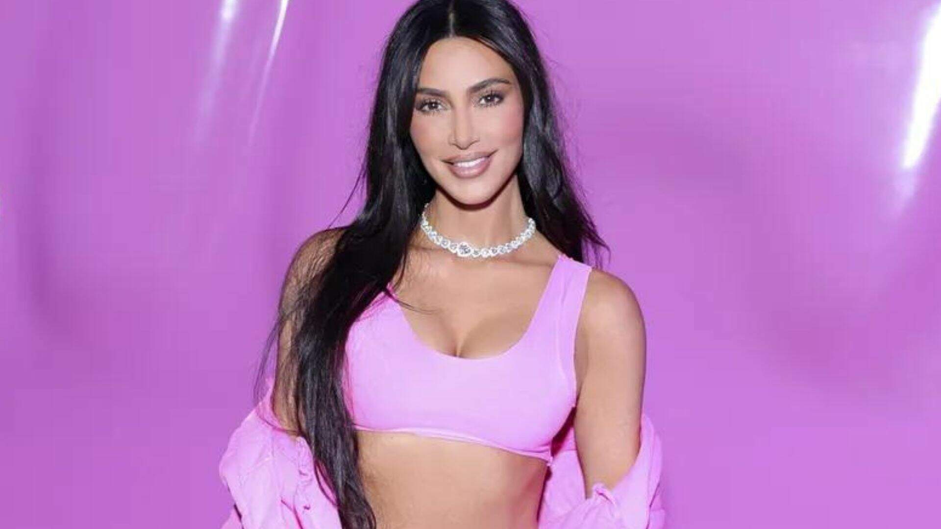 100% Barbiecore: Kim Kardashian aposta em look todo pink para evento de sua marca