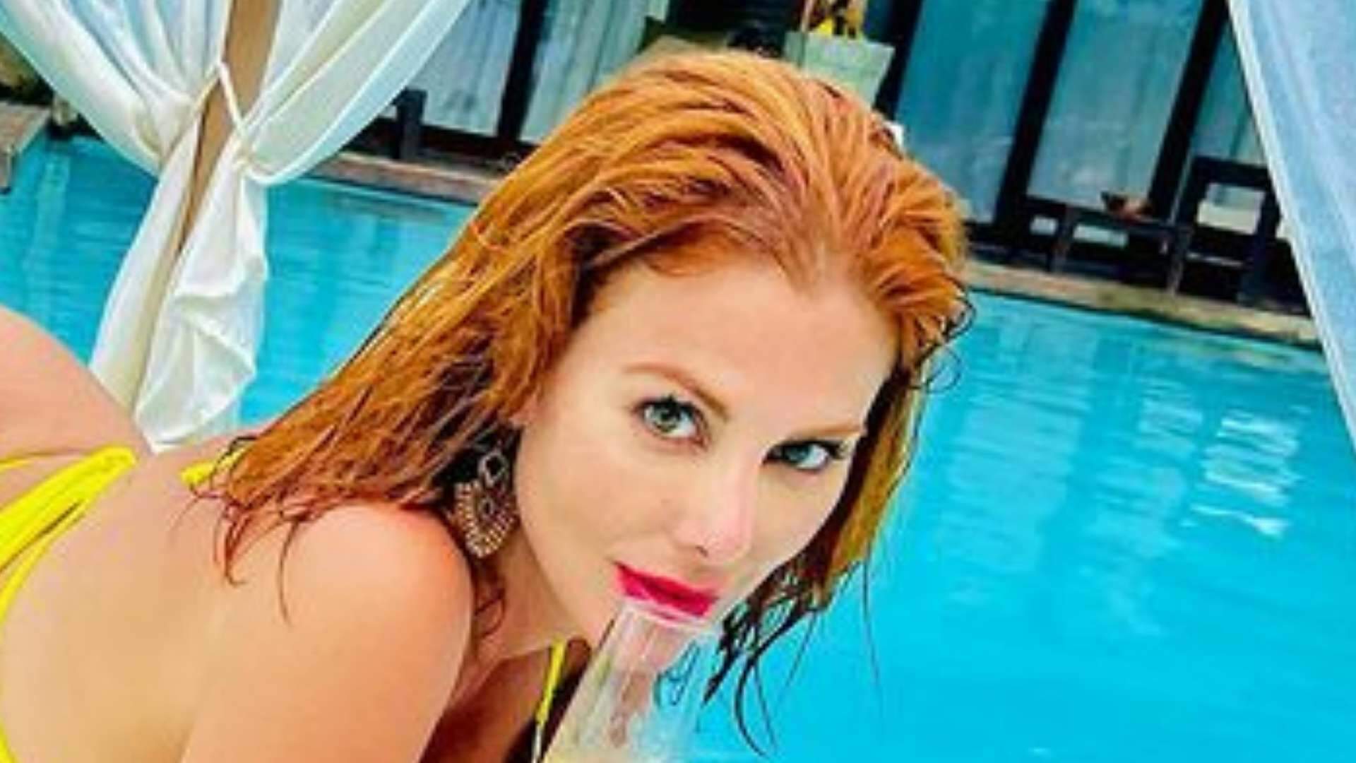 Deborah Albuquerque, ex-Fazenda, deita com volume saindo do biquíni no meio da praia: “Ops” - Metropolitana FM