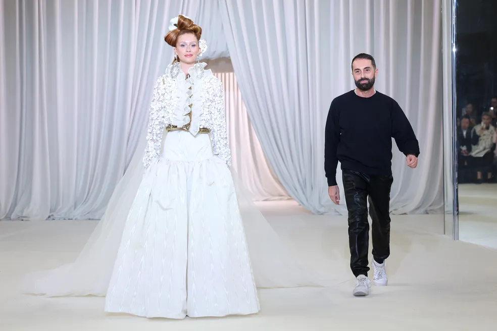 Marina Ruy Barbosa usa vestido de noiva para encerramento do desfile de Giambattista Valli 