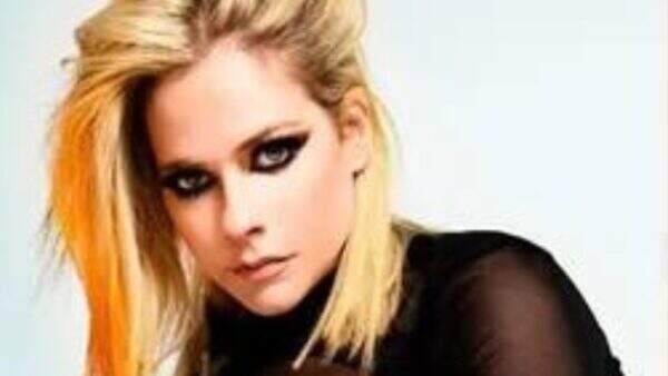 Avril Lavigne levanta rumores de término com Mod Sun após ser flagrada saindo com famoso rapper
