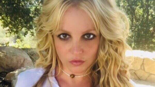Britney Spears publica vídeo considerado polêmico, deixa fãs assustados e esclarece “brincadeira” após repercussão negativa