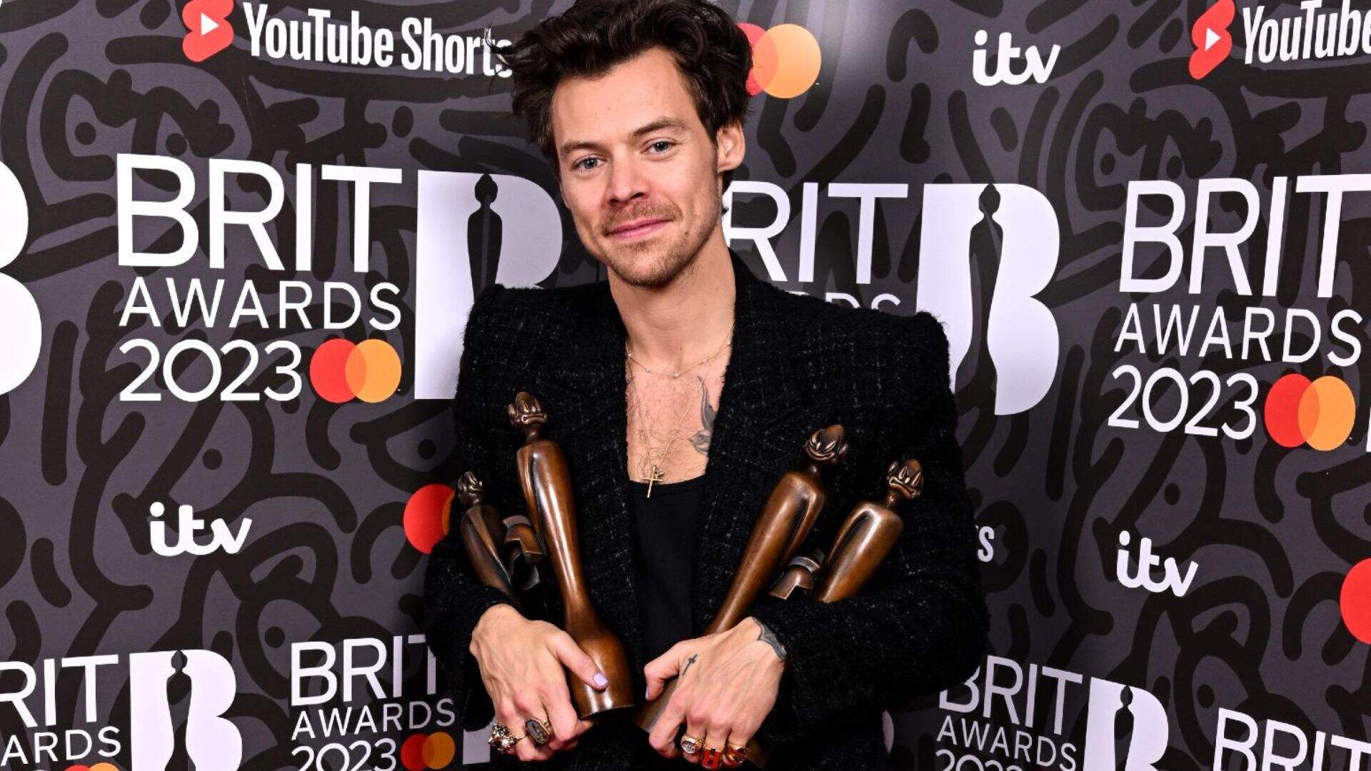 Harry Styles é o grande vencedor do BRIT Awards 2023; confira outros destaques da premiação