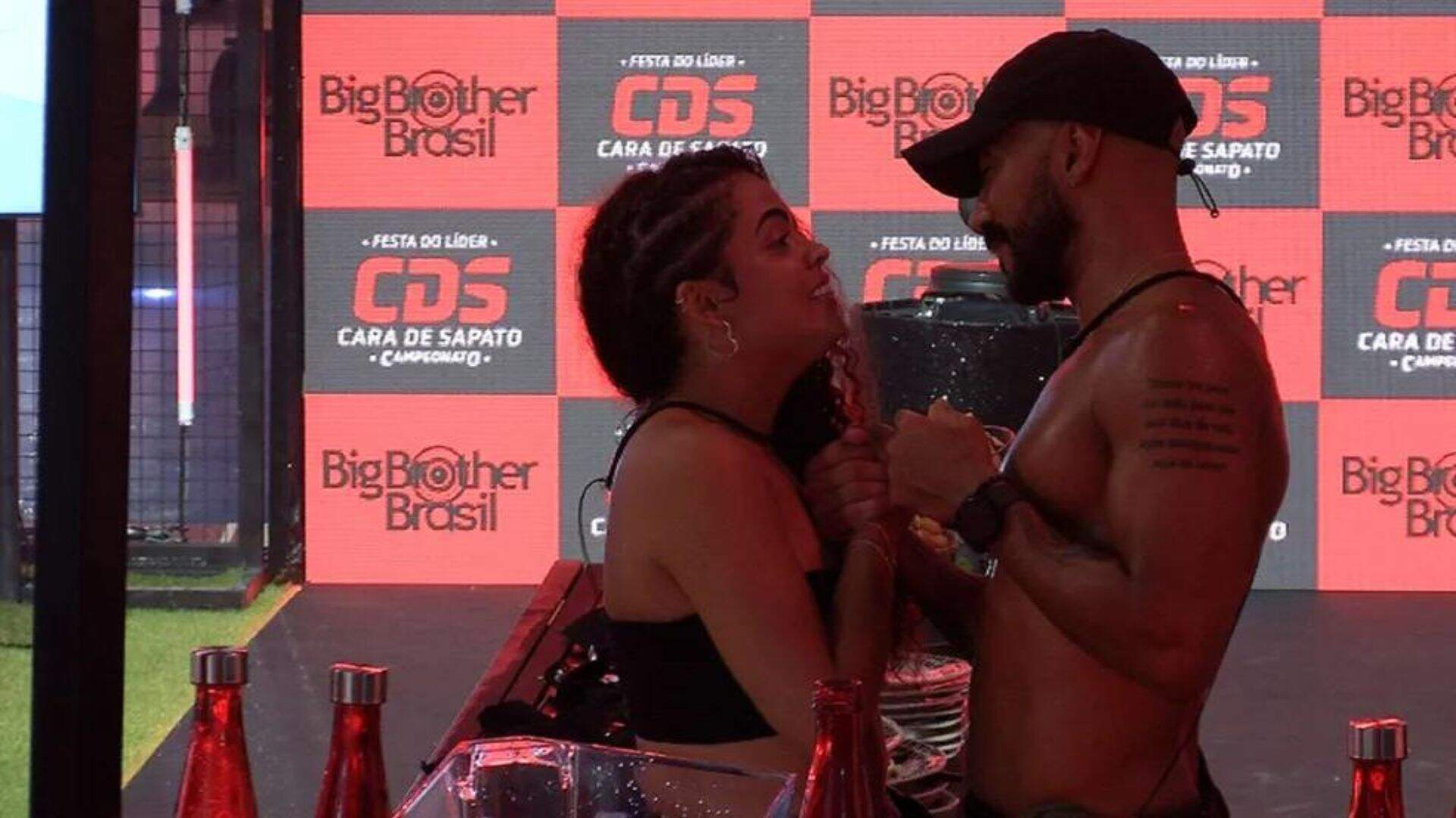 BBB 23: Mesmo se envolvendo com Sarah Aline, Ricardo declara para Paula: “Eu vou te dar um beijo” - Metropolitana FM