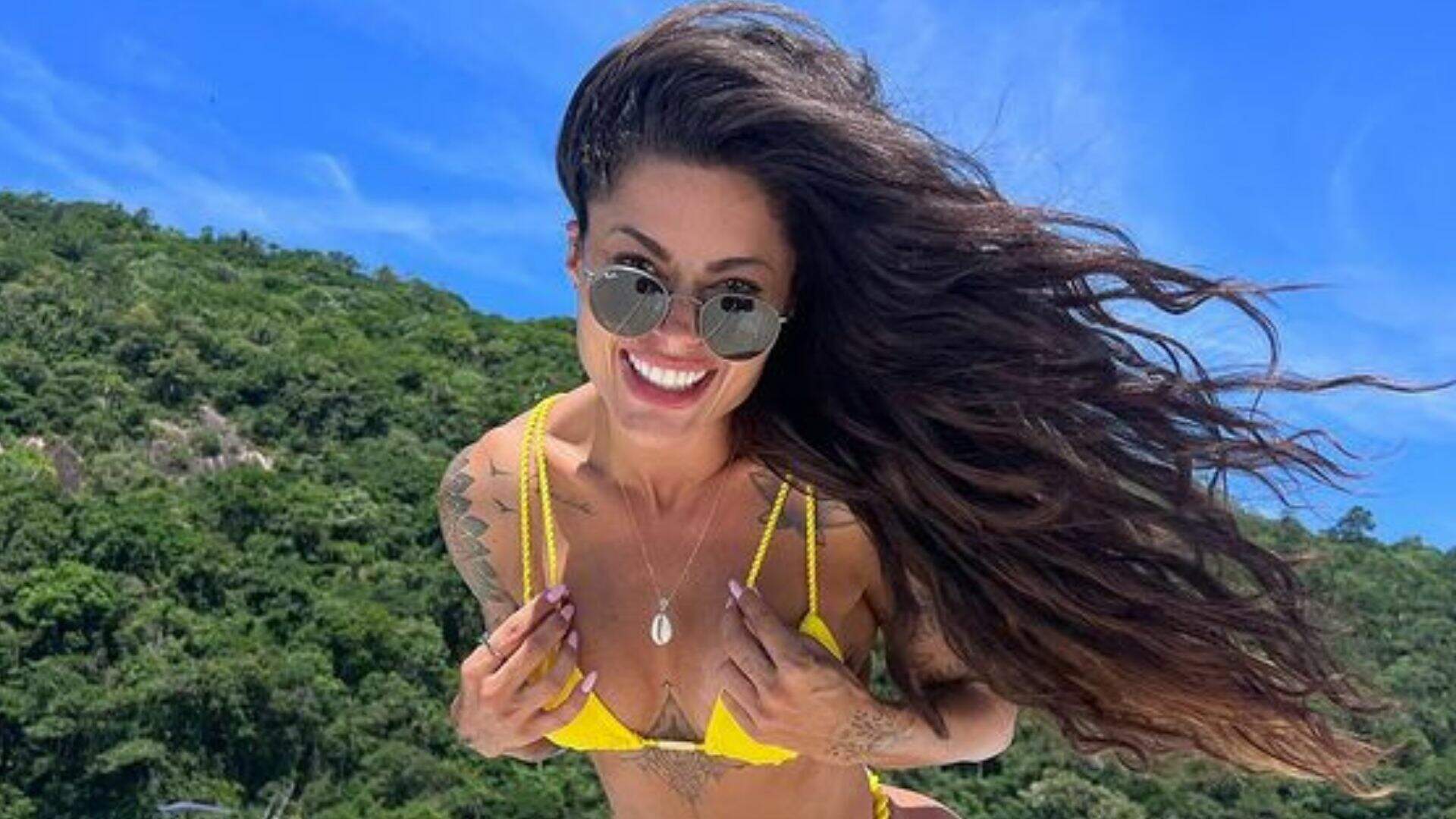 Aline Campos fica em posição de cachorrinha em barco e toma vento no fio-dental: “Refrescou” - Metropolitana FM