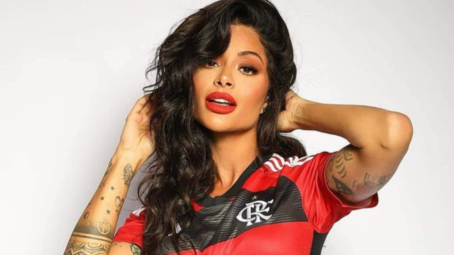 Aline Campos usa camiseta do Flamengo e esquece de colocar calça: “O que é bonito, a gente vê” - Metropolitana FM