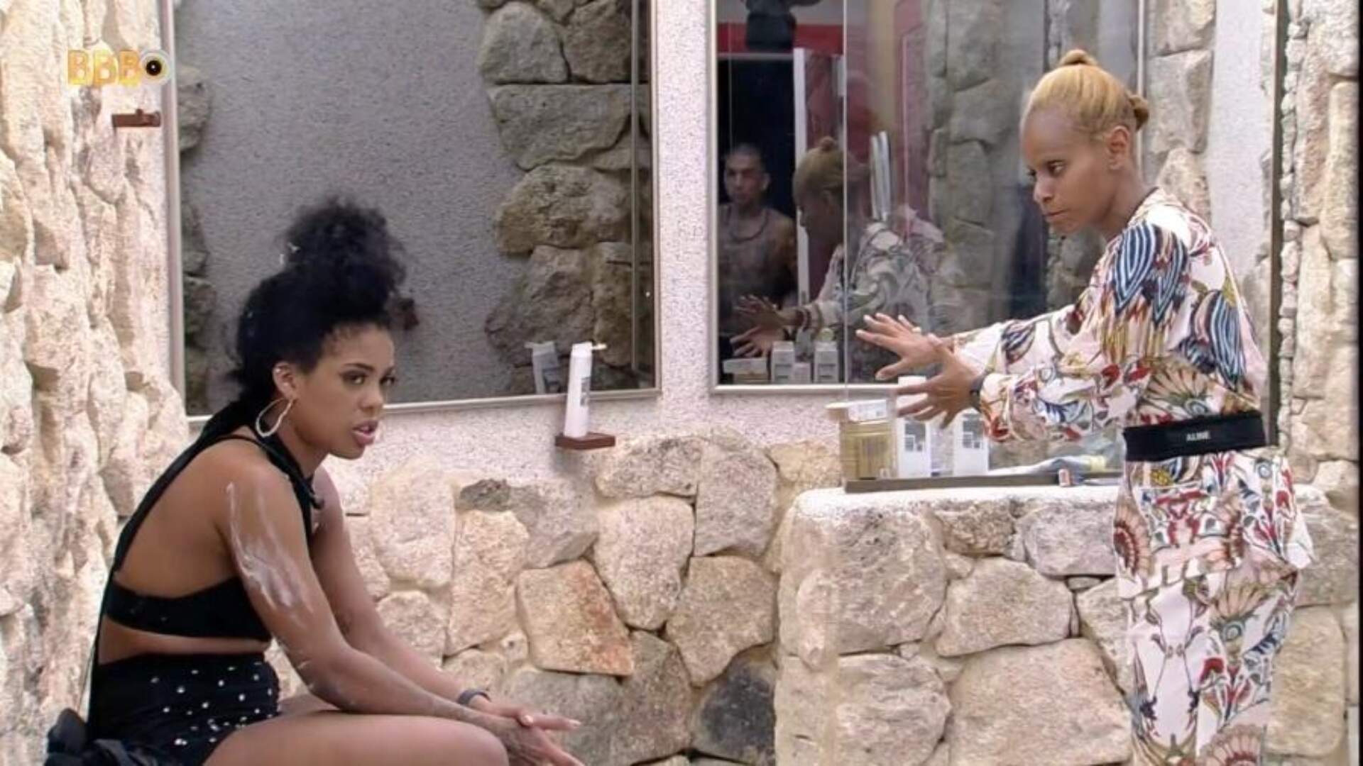 BBB 23: Aline Wirley e Marvvila discutem após brincadeira com espuma de barbear: “Não é com você” - Metropolitana FM