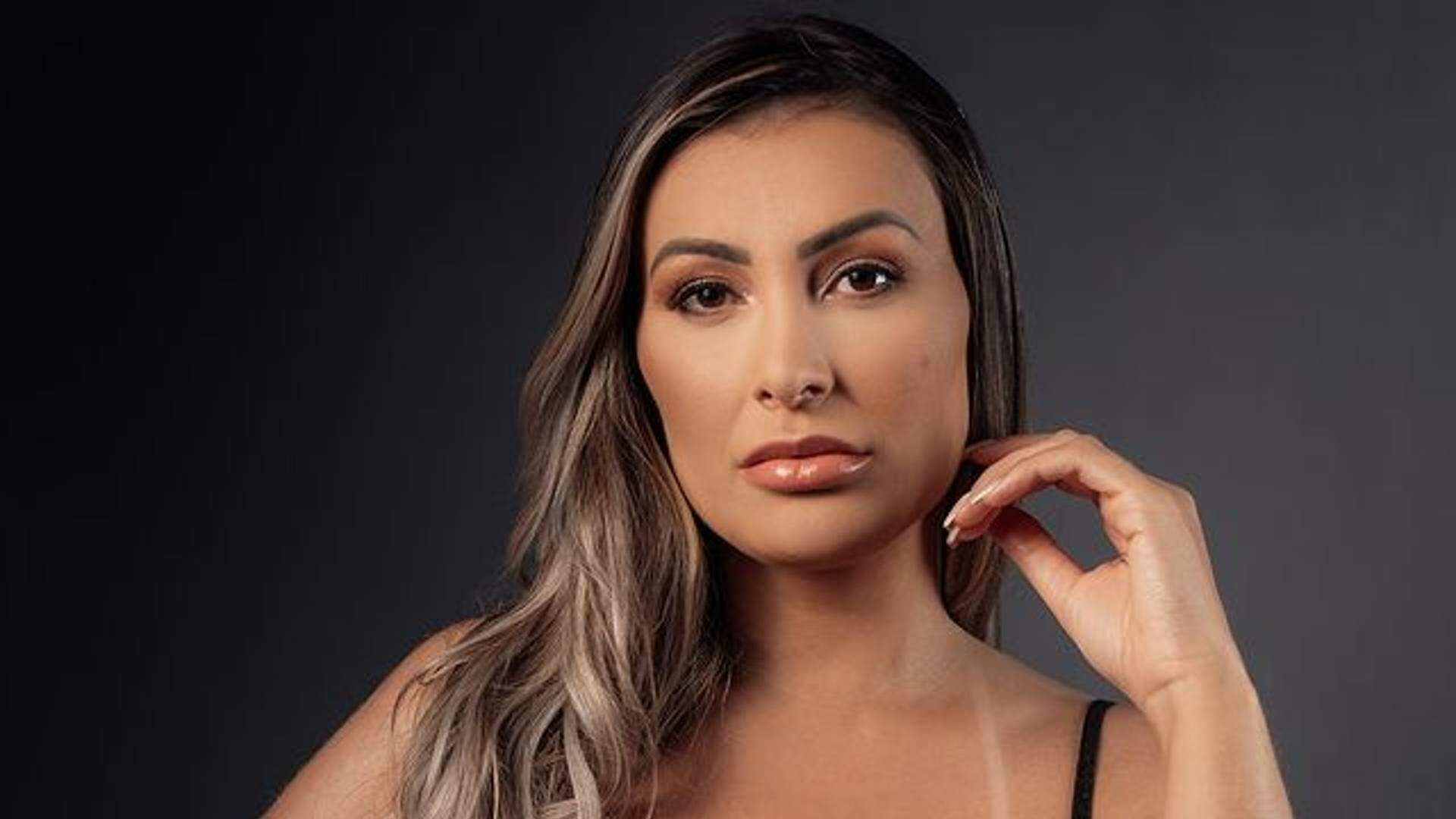 Andressa Urach volta a fazer ensaio para o ‘Miss Bumbum’ com vestido quase entrando em volume - Metropolitana FM