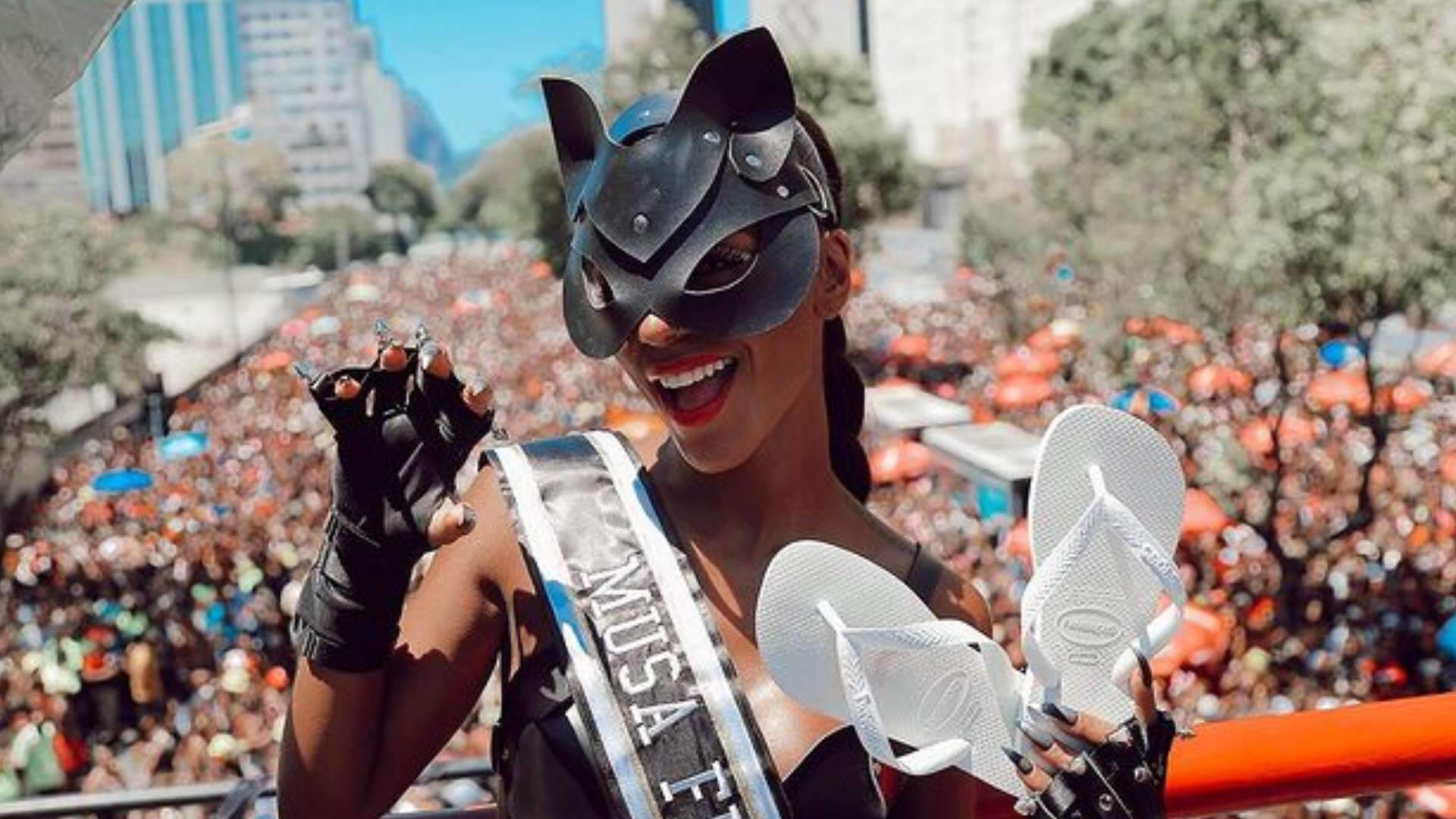 Brunna Gonçalves ‘se lambe’ no Carnaval com roupa minúscula e volume bronzeado impressiona - Metropolitana FM