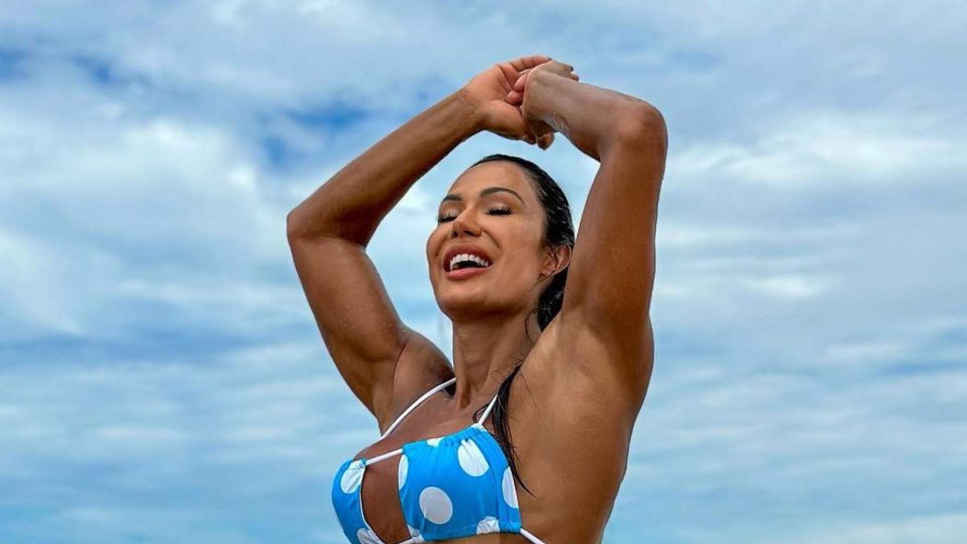 Na praia, Gracyanne Barbosa molha o bumbum e usa fio-dental cavado na marquinha do bronze - Metropolitana FM