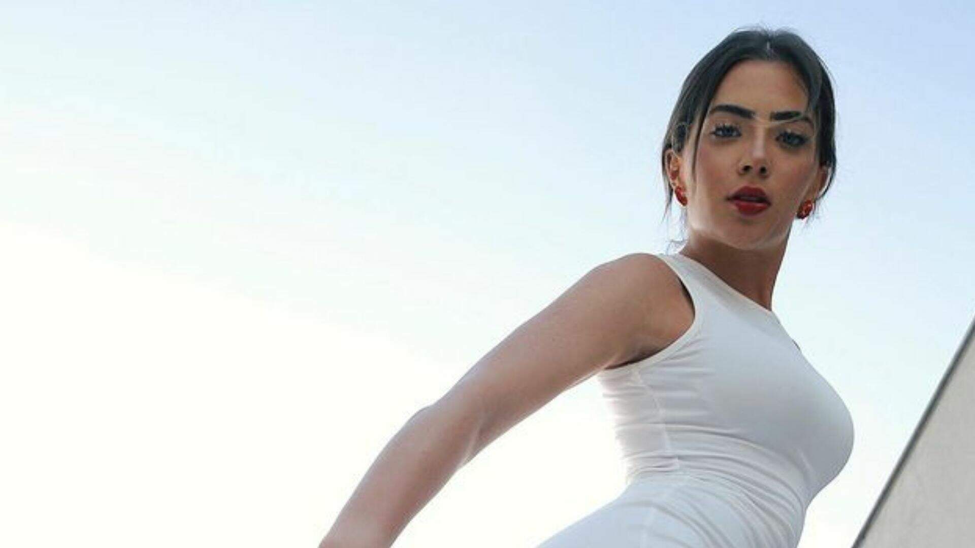 Com vestido branco e transparente, Jade Picon abre as pernas e tira selfie com o pé: “Ops” - Metropolitana FM