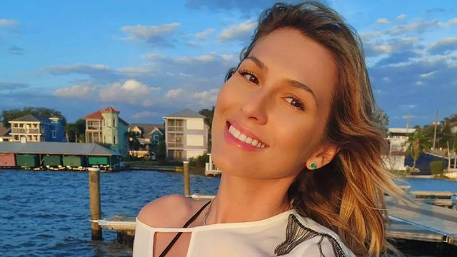 Na praia, Lívia Andrade ostenta glúteos definidos e puxa parte do biquíni no meio do mar para provocar - Metropolitana FM