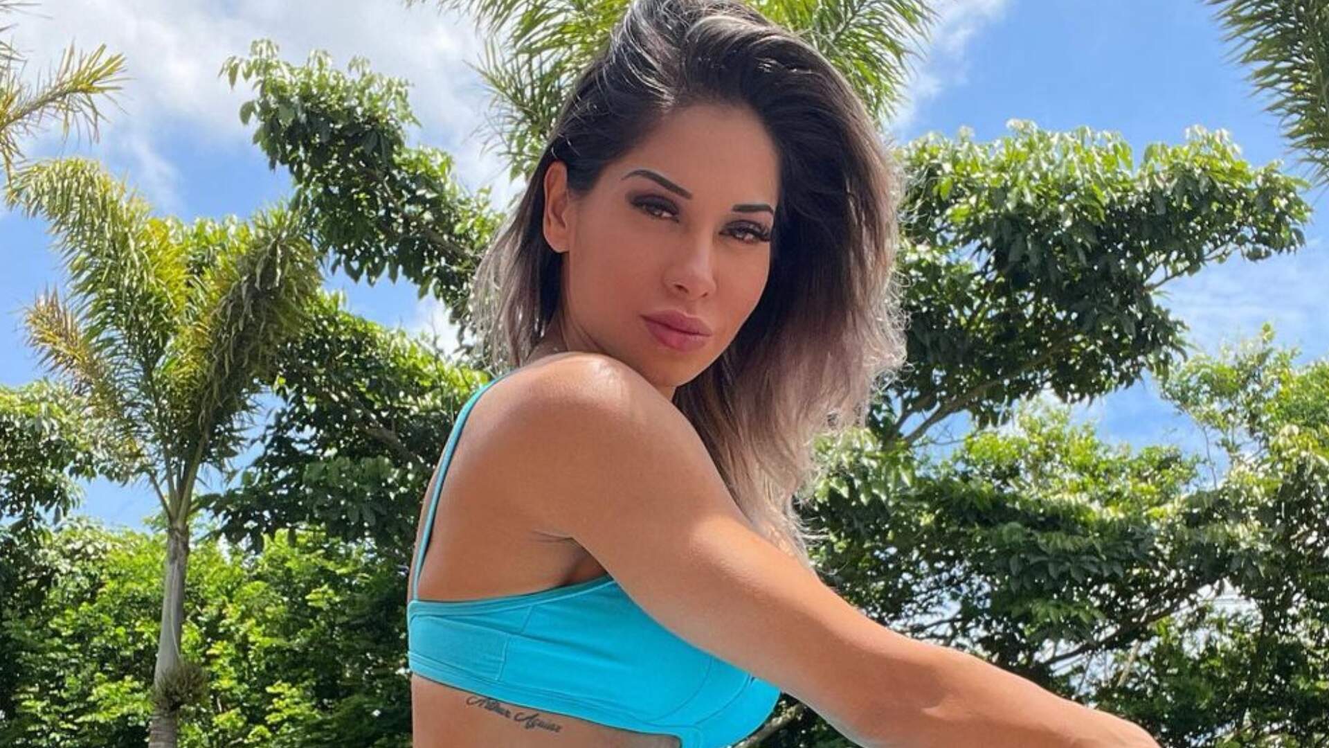 Maíra Cardi senta na beira da piscina com bumbum sarado “engolindo” a legging: “Imagina assim” - Metropolitana FM