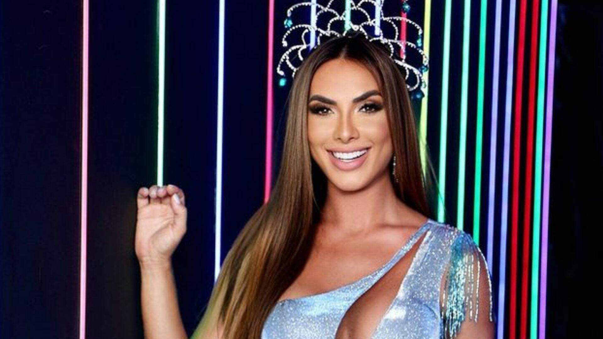 Nicole Bahls não usa sutiã em foto de Carnaval com decote aberto: “Deu pra ver o bronzeamento?” - Metropolitana FM