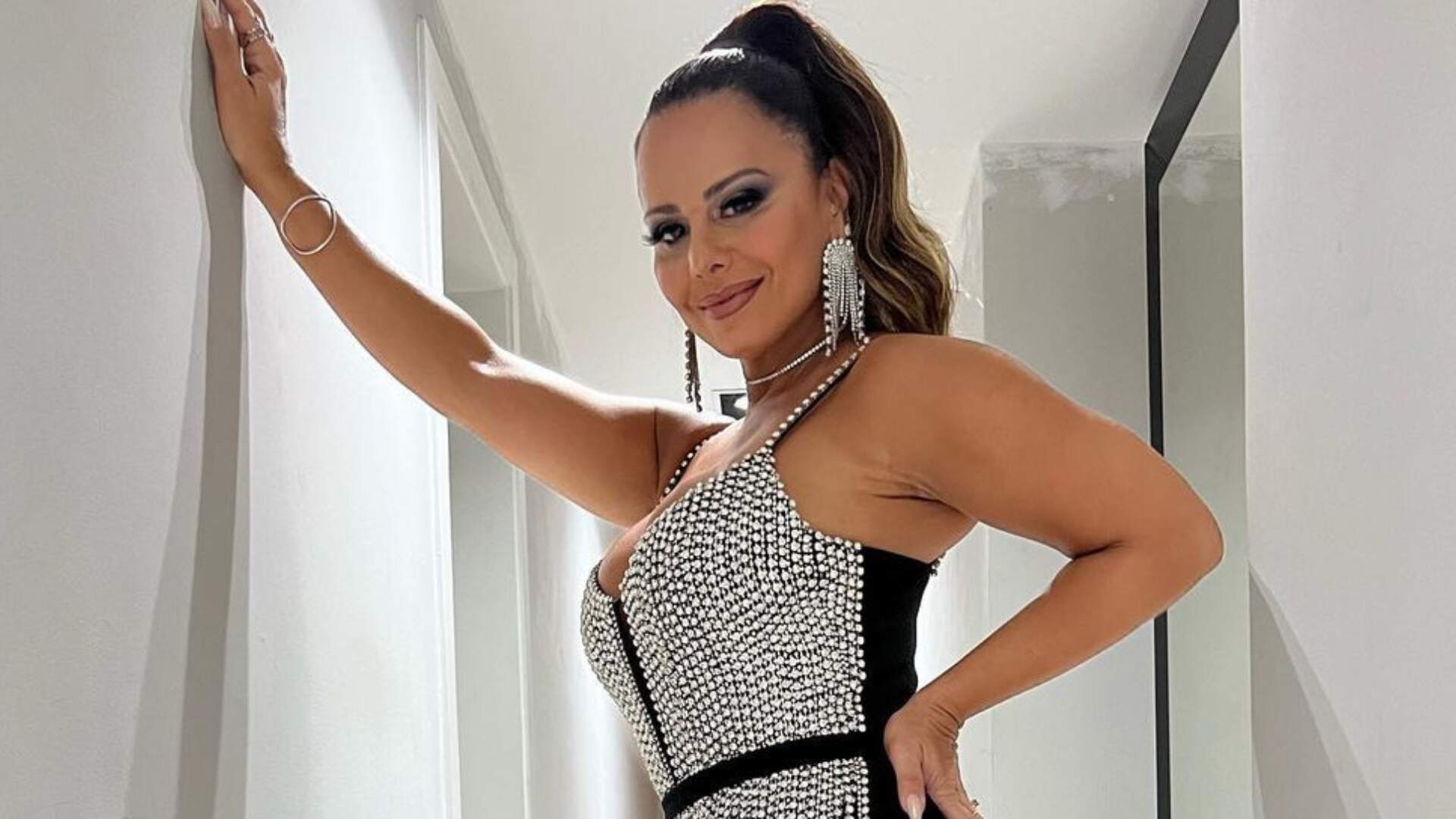 Viviane Araújo perde peso e exibe novo shape em fantasia estilo tapa-sexo: “Meu segredinho” - Metropolitana FM