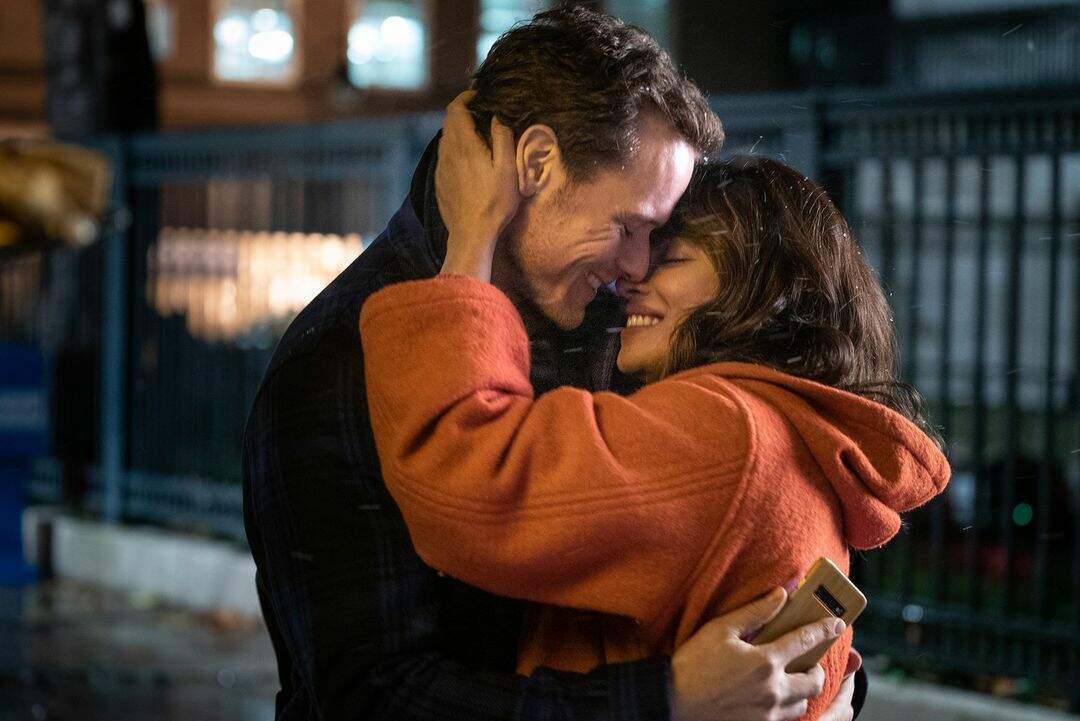 Priyanka Chopra como Mira Ray e Sam Heughan como Rob Burns em "Love Again". (Foto: Reprodução/Sony Pictures)