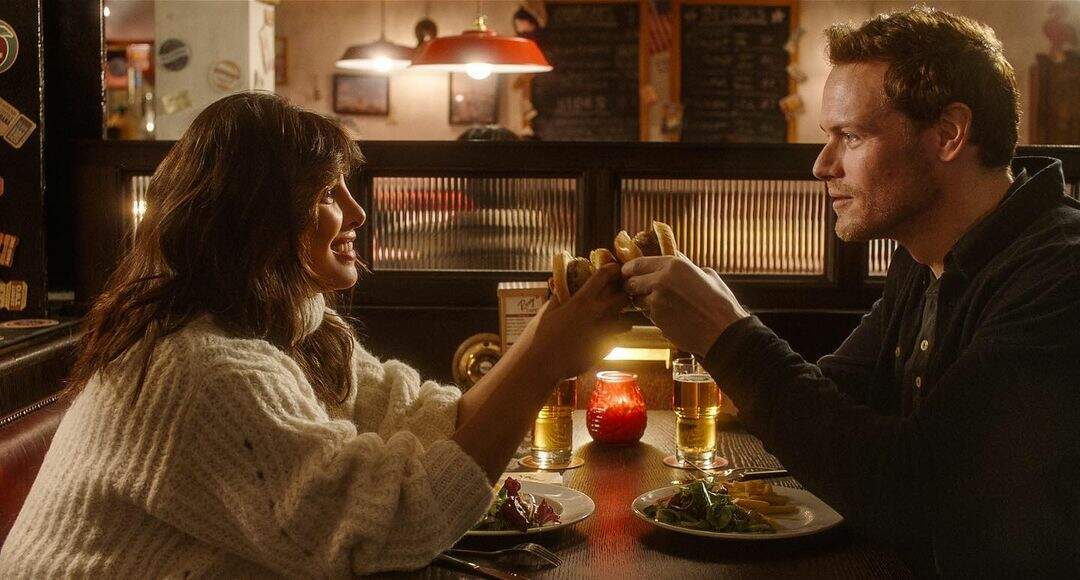 Priyanka Chopra como Mira Ray e Sam Heughan como Rob Burns em "Love Again". (Foto: Reprodução/Sony Pictures)