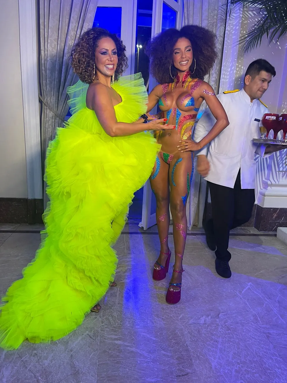 Vestida de Globeleza, Brunna Gonçalves encontra Valéria Valenssa no Baile da Vogue 