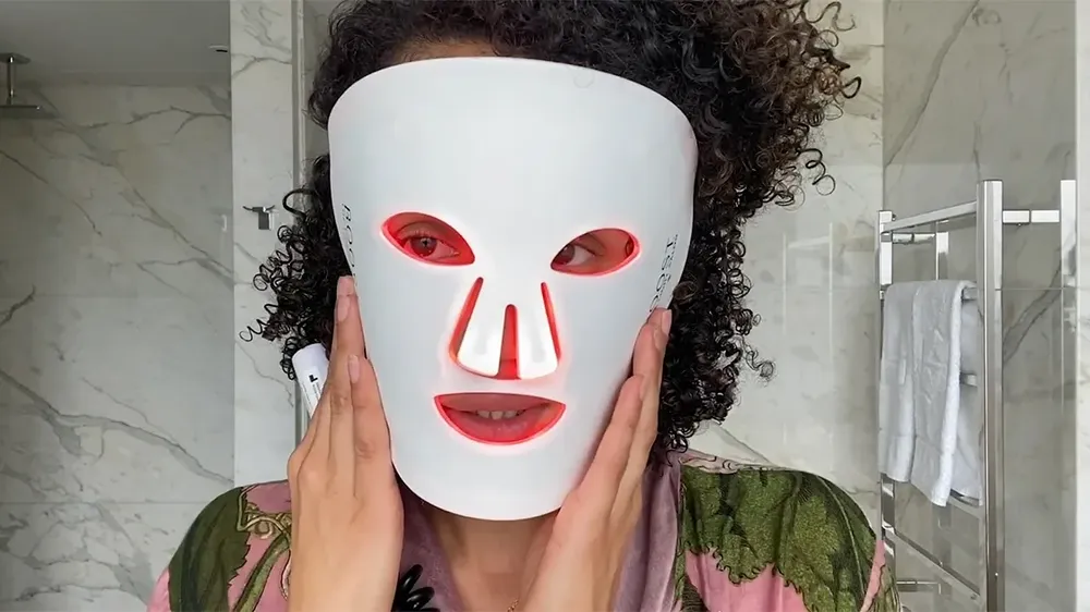 A atriz Nathalie Emmanuel, de Game of Thrones, mostra sua máscara de LED